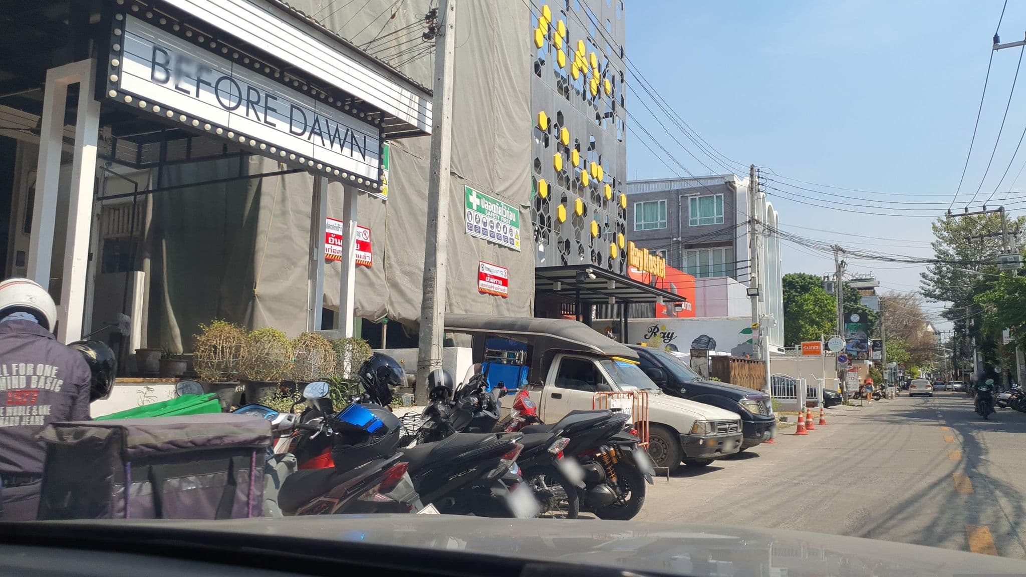 Street view near ray hostel, Chiang Mai — © jrcarlsen (CC BY-SA · Mapillary)