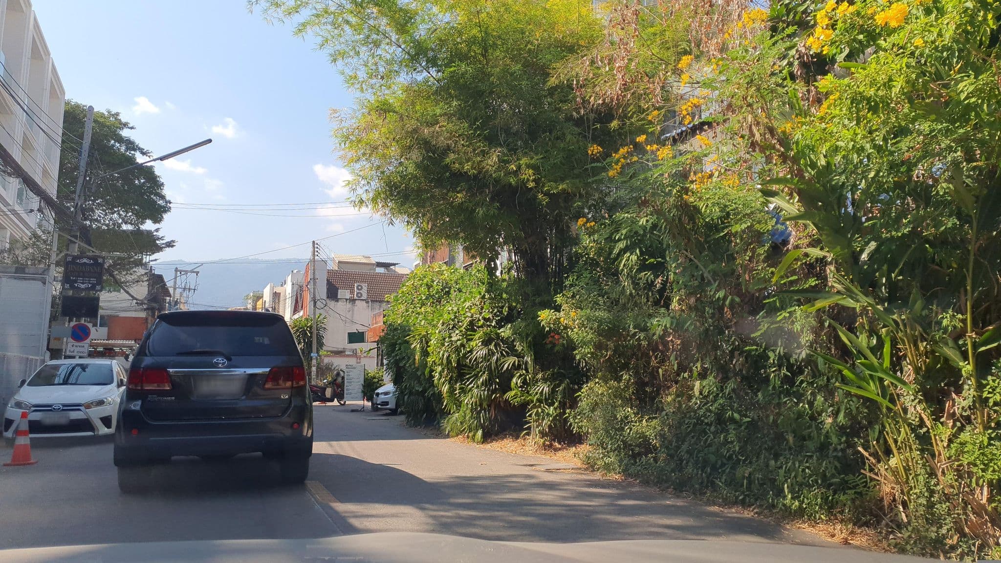 Street view near White/Bamboo House, Chiang Mai — © jrcarlsen (CC BY-SA · Mapillary)