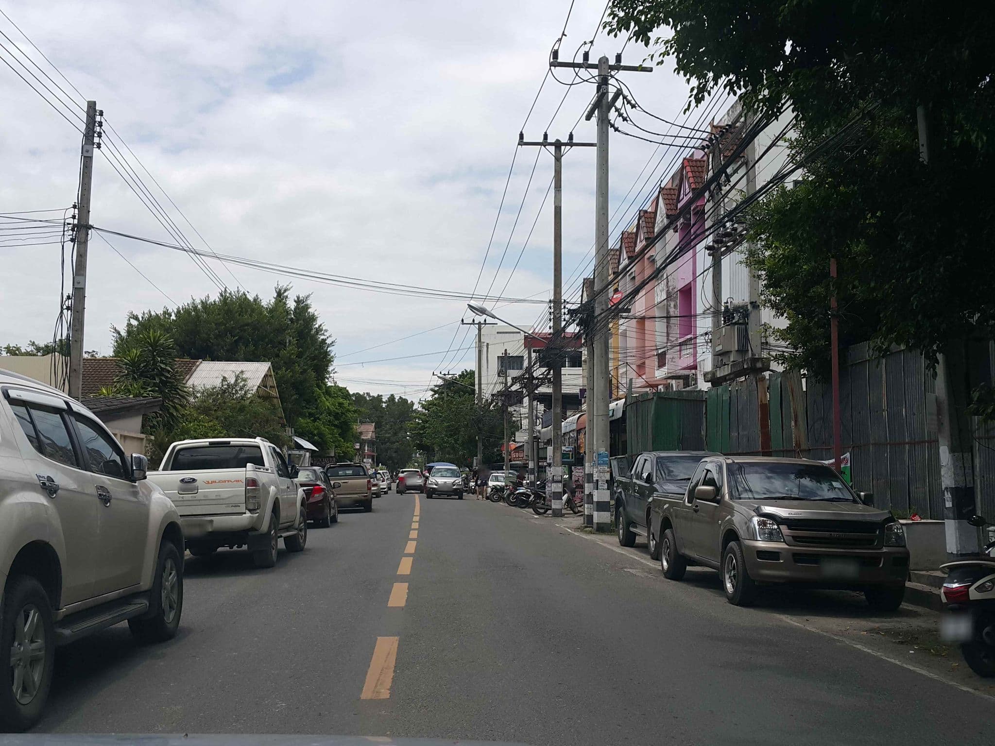 Street view near Heuan Pak Dee Hostel at gallery, Chiang Mai — © jrcarlsen (CC BY-SA · Mapillary)