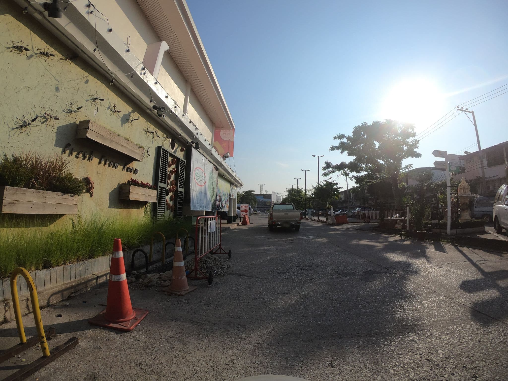 Street view near Changpuak Hotel Chiang Mai, Chiang Mai — © chanuwath_grab (CC BY-SA · Mapillary)