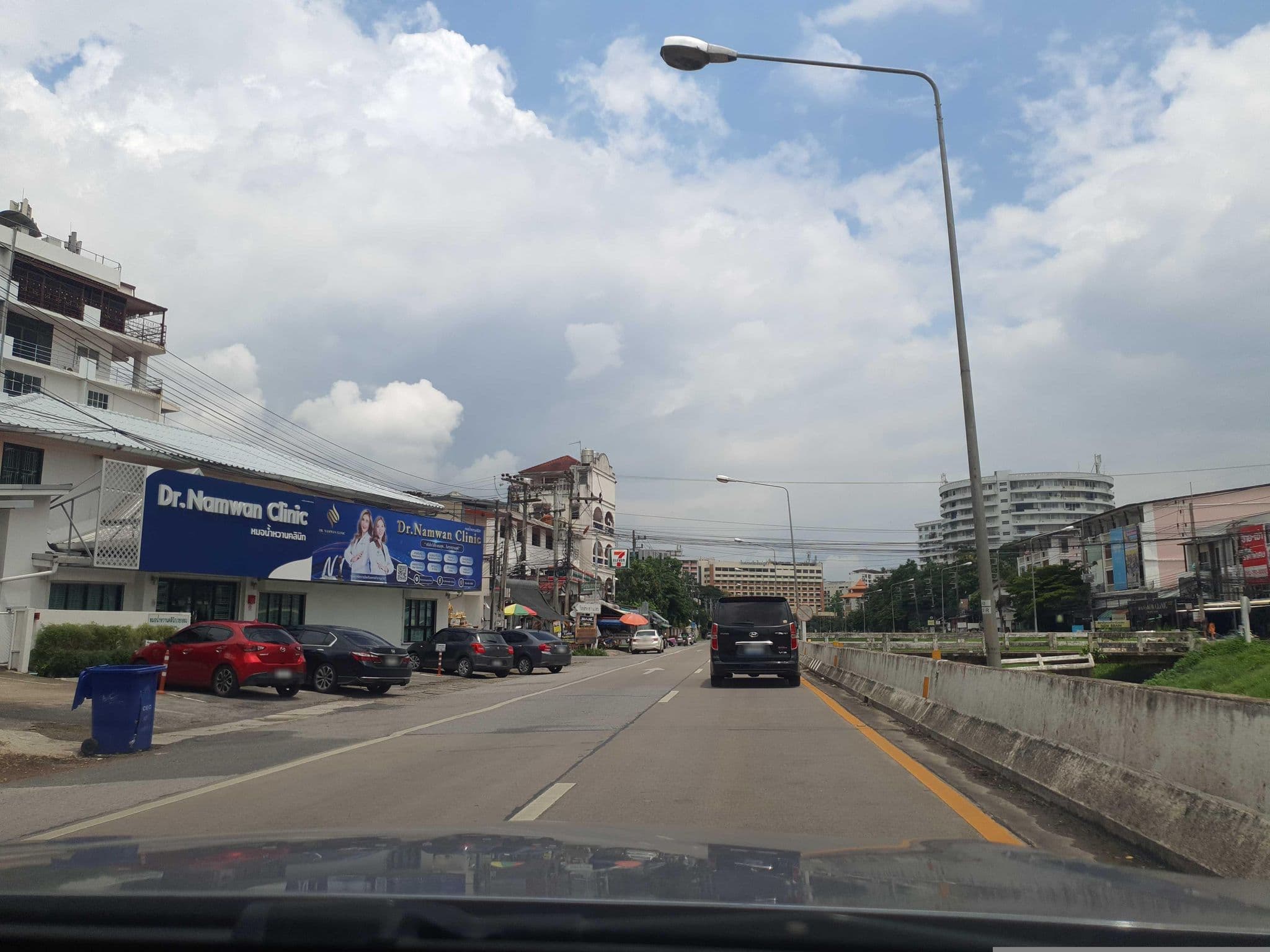Street view near Wiangmai Hostel, Chiang Mai — © jrcarlsen (CC BY-SA · Mapillary)