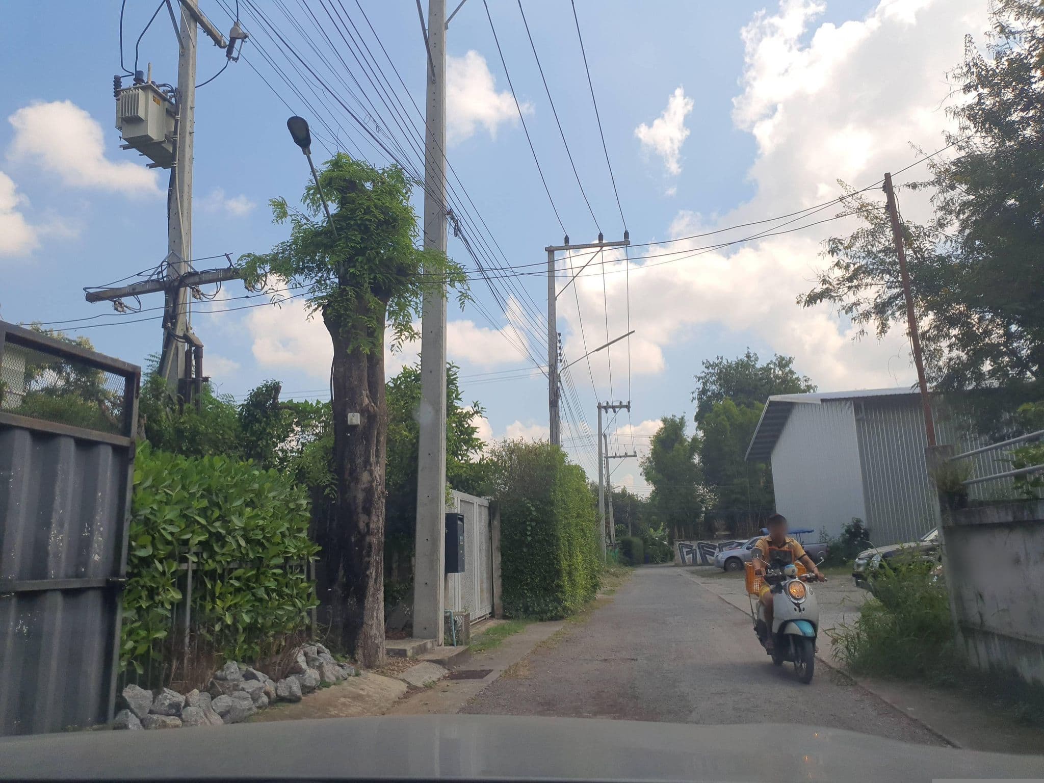 Street view near Yellow Pillow Village, Chiang Mai — © jrcarlsen (CC BY-SA · Mapillary)