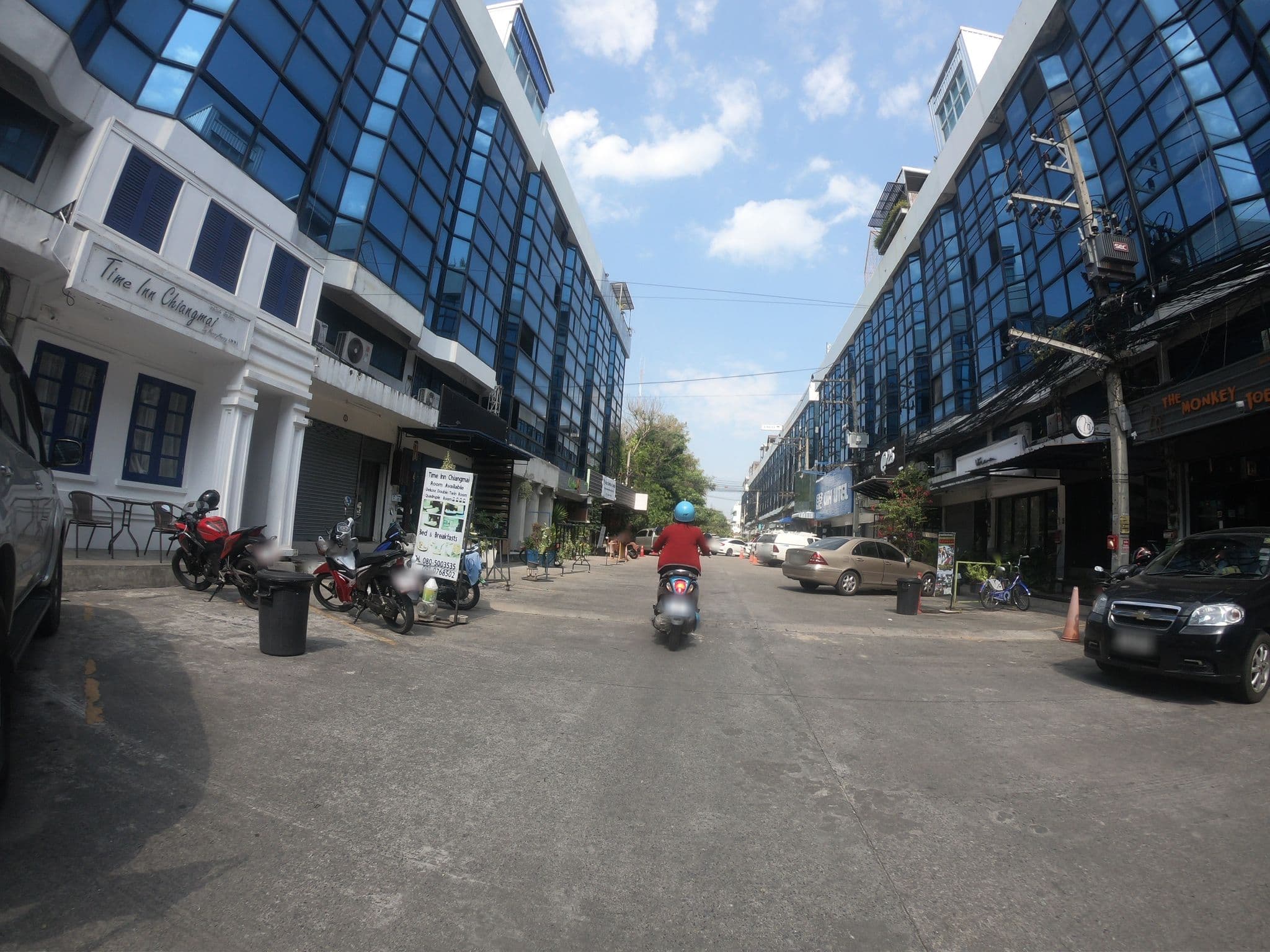 Street view near 小鳥旅館, Chiang Mai — © chanuwath_grab (CC BY-SA · Mapillary)