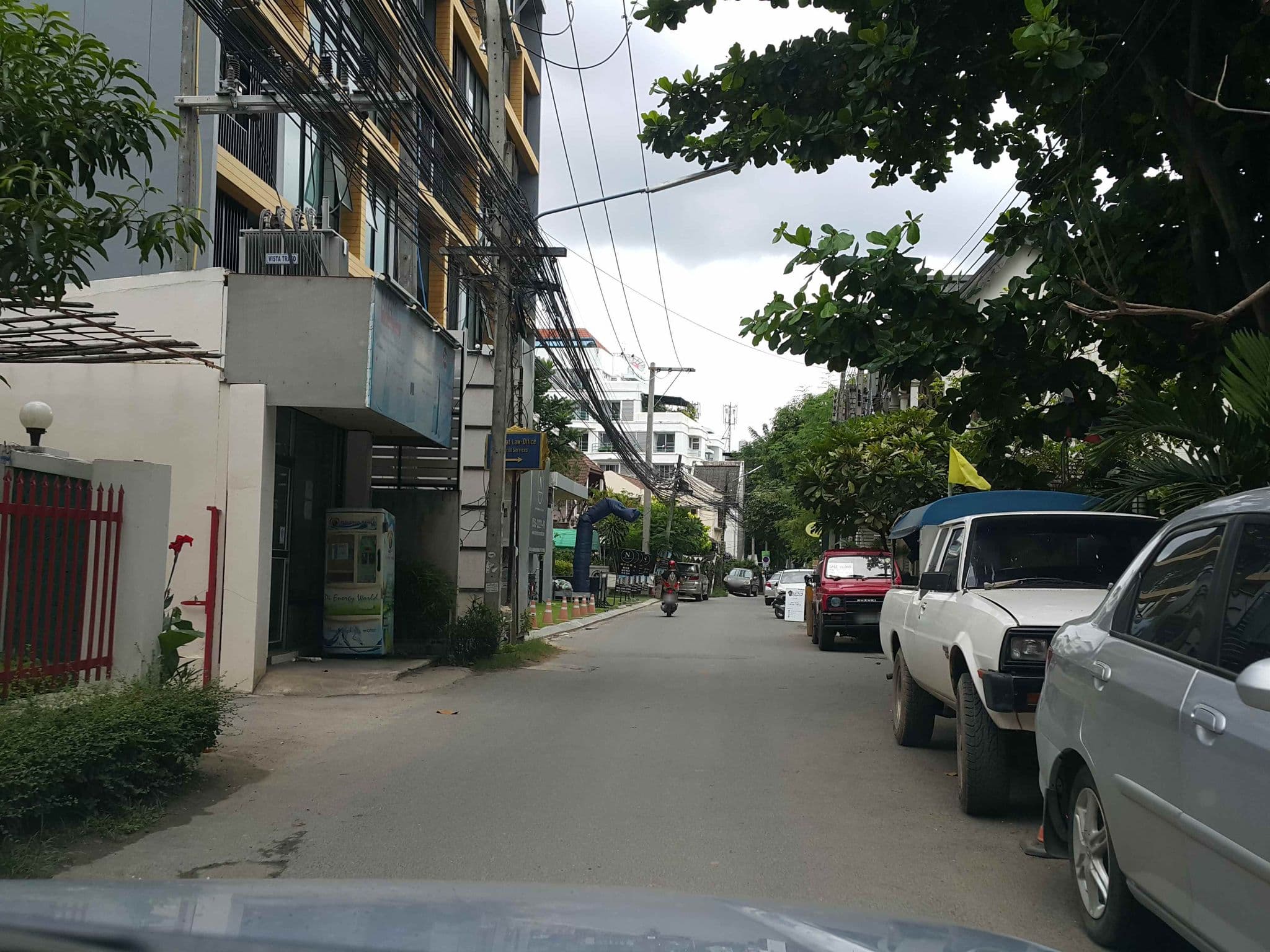 Street view near โรงแรมฮอลิเดย์การ์เดน, Chiang Mai — © jrcarlsen (CC BY-SA · Mapillary)