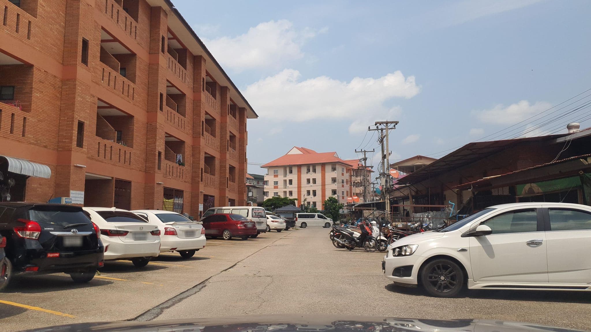 Street view near Mundala hotel, Chiang Mai — © jrcarlsen (CC BY-SA · Mapillary)