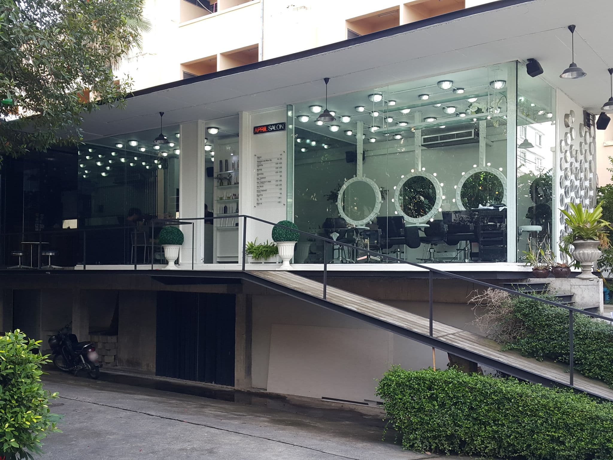 Street view near Hallo Nimman (ฮาโหล นิมมาน), Chiang Mai — © jrcarlsen (CC BY-SA · Mapillary)