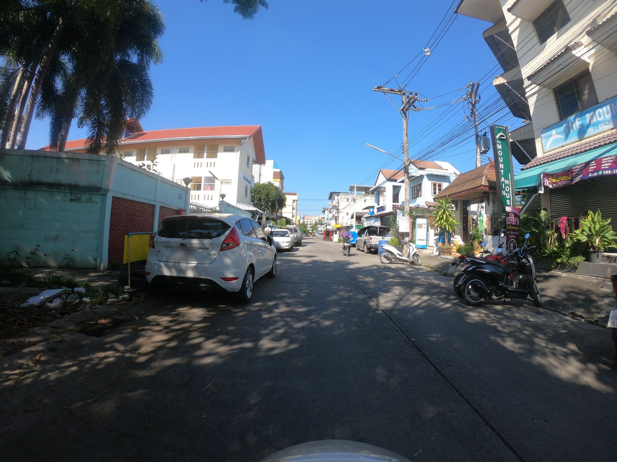 Street view near The MOUNTAIN HOUSE (Heartwarming guesthouse in Chiangmai) http://www.mountainguesthouse.com, Chiang Mai — © chanuwath_grab (CC BY-SA · Mapillary)