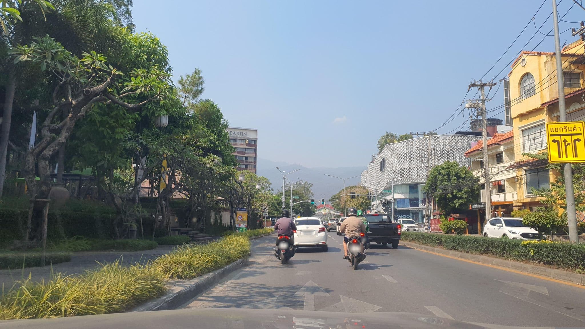 Street view near Swimming Pool@U Nimman, Chiang Mai — © jrcarlsen (CC BY-SA · Mapillary)