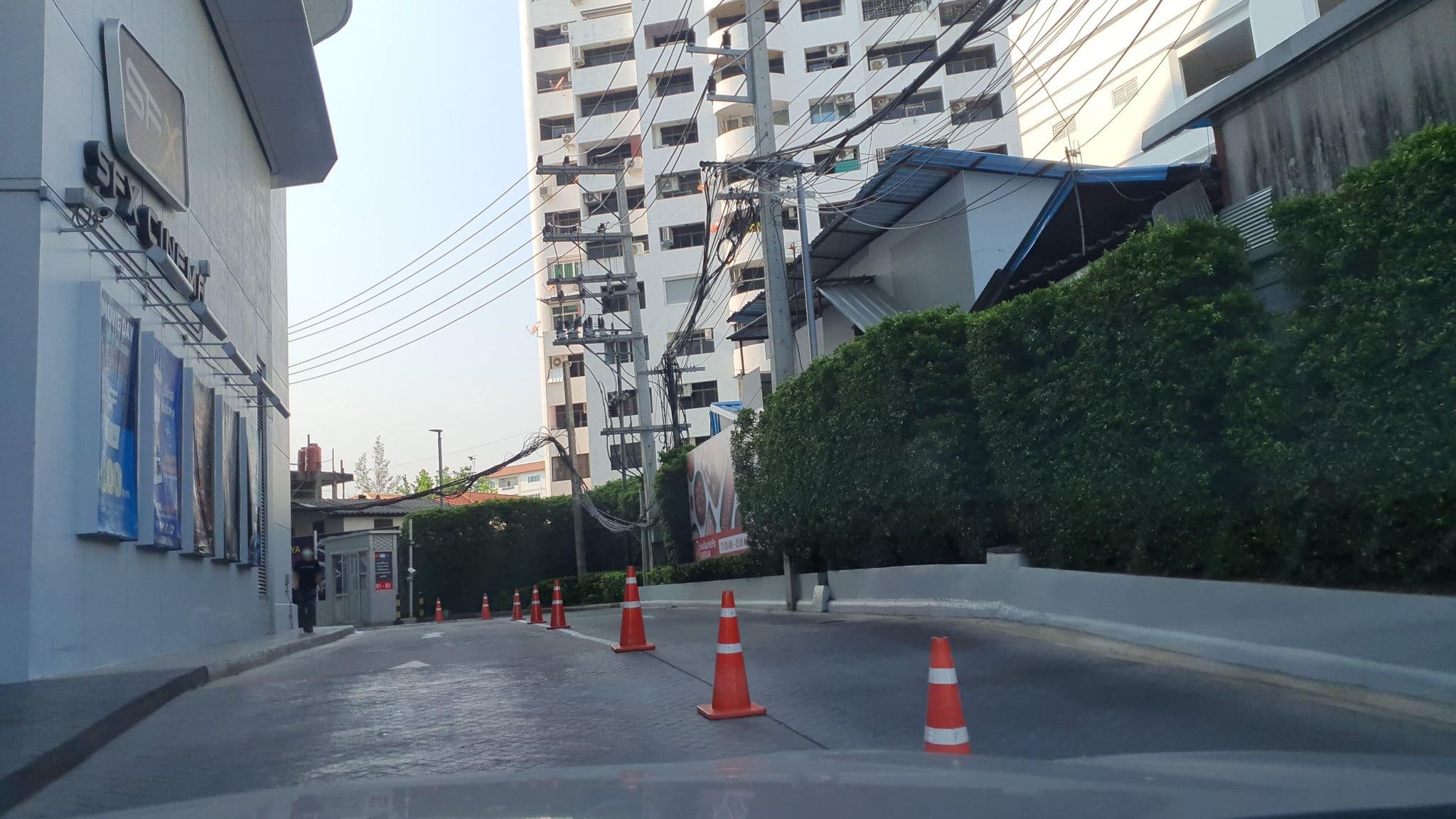 Street view near โรงแรมฮอลิเดย์การ์เดนท์, Chiang Mai — © jrcarlsen (CC BY-SA · Mapillary)