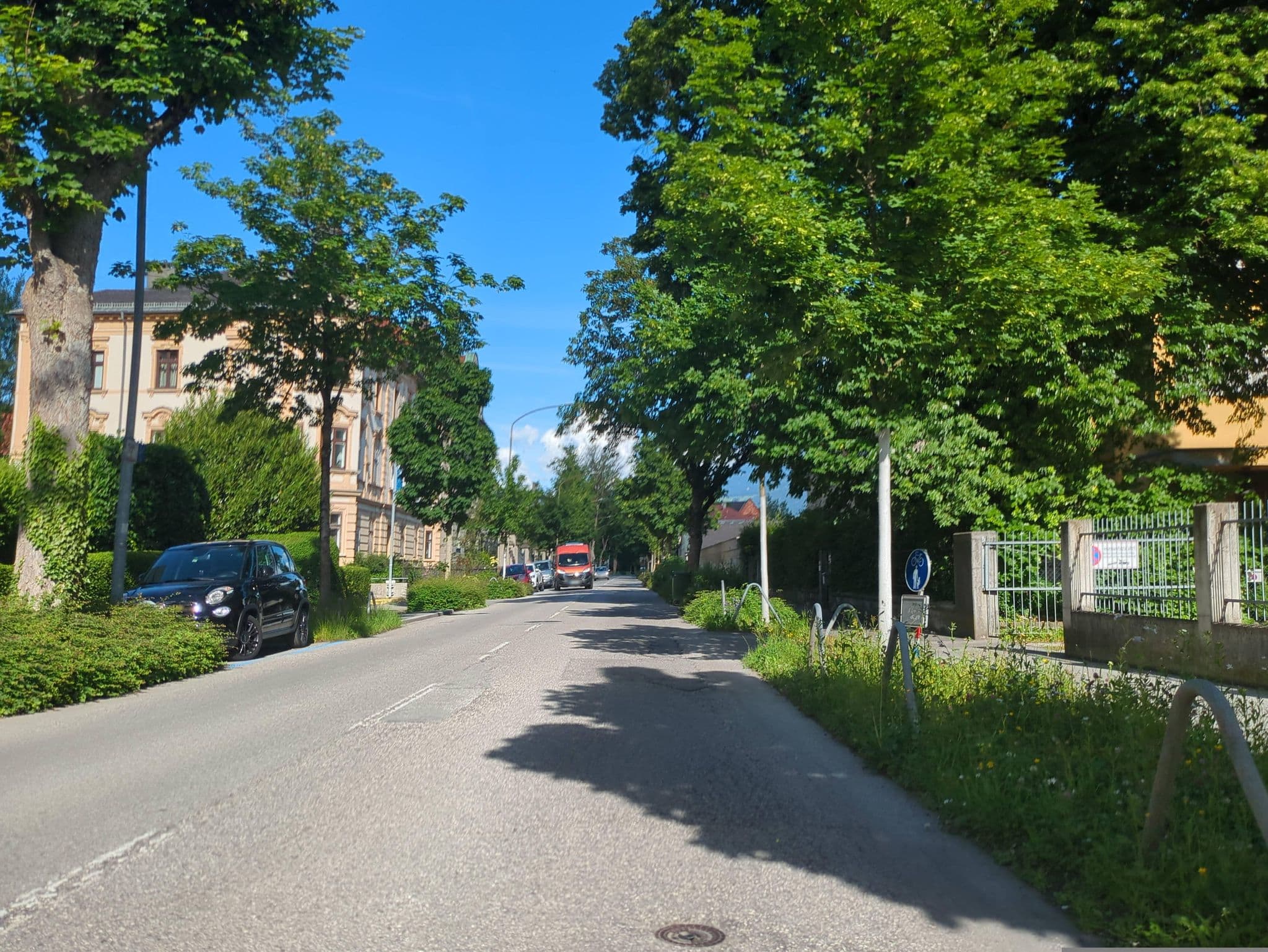 Street view near Hotel Congress Innsbruck, Mühlau — © innsbruck-barrierefrei (CC BY-SA · Mapillary)