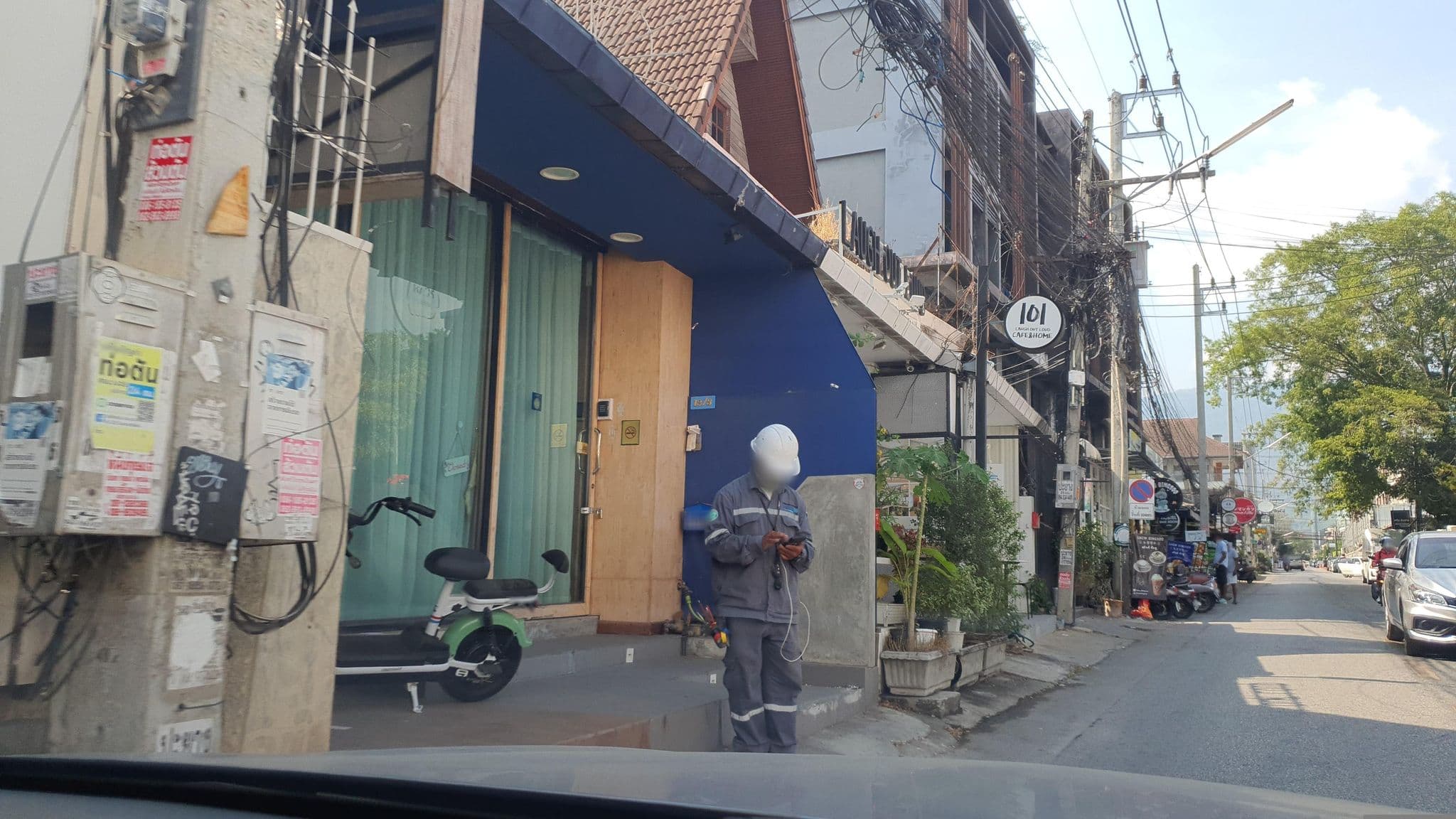 Street view near Chala at Nimman, Chiang Mai — © jrcarlsen (CC BY-SA · Mapillary)