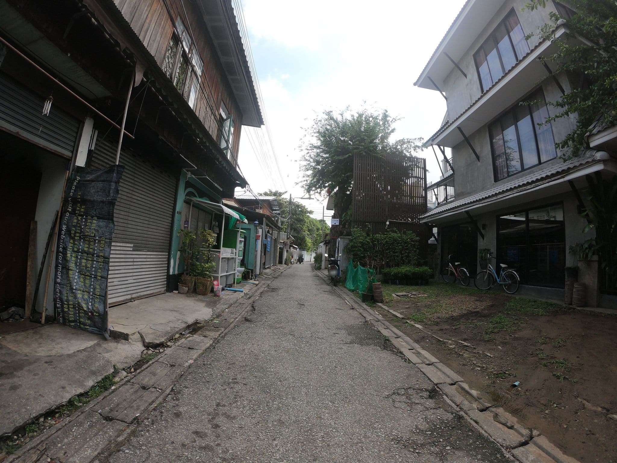 Street view near Lemon Townhouse, Chiang Mai — © chanuwath_grab (CC BY-SA · Mapillary)