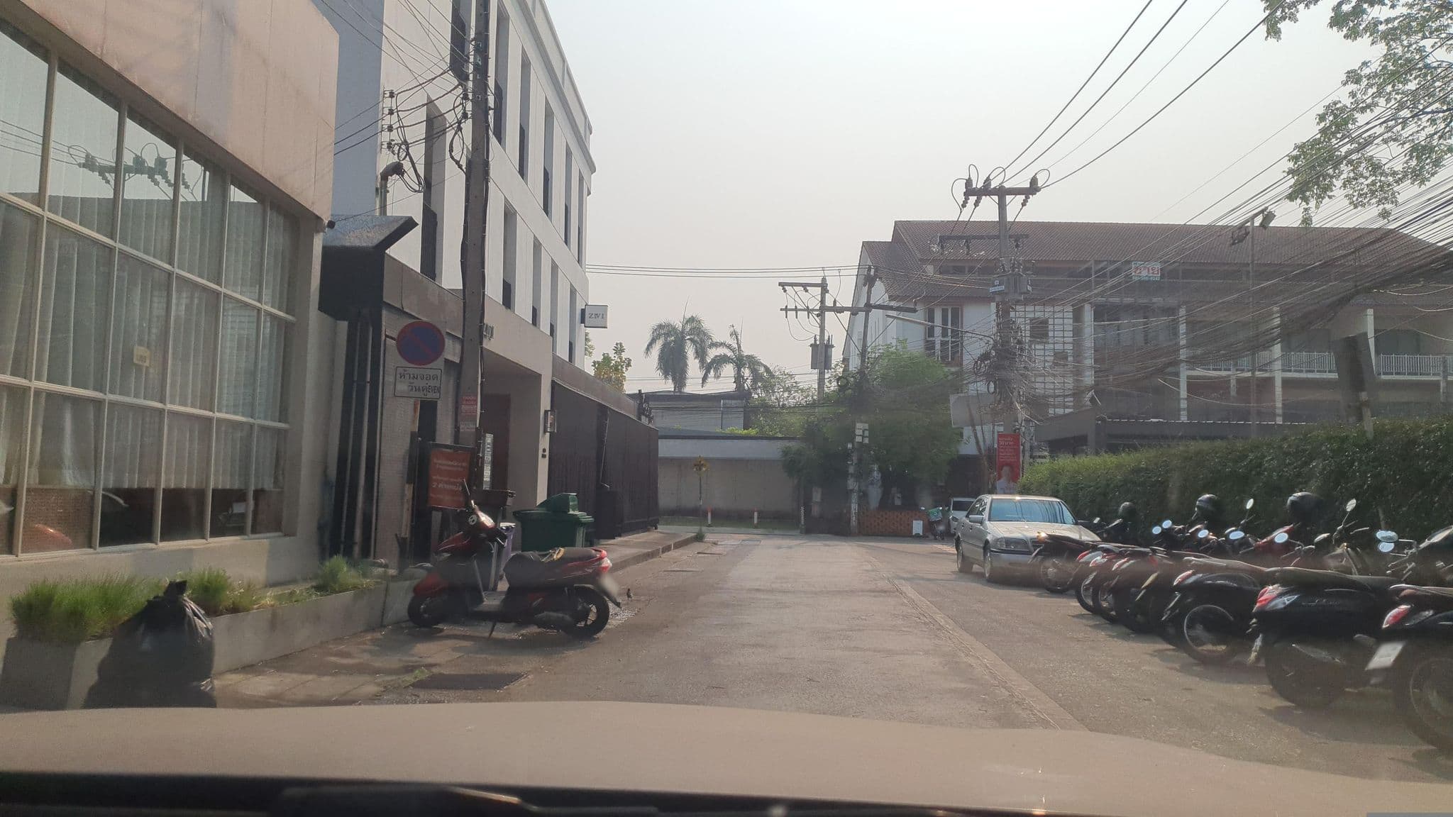 Street view near Zivi Nimman, Chiang Mai — © jrcarlsen (CC BY-SA · Mapillary)