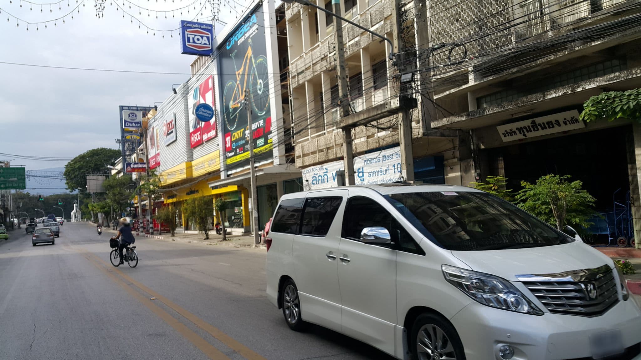 Street view near Hab40 Hostel, Chiang Mai — © jrcarlsen (CC BY-SA · Mapillary)