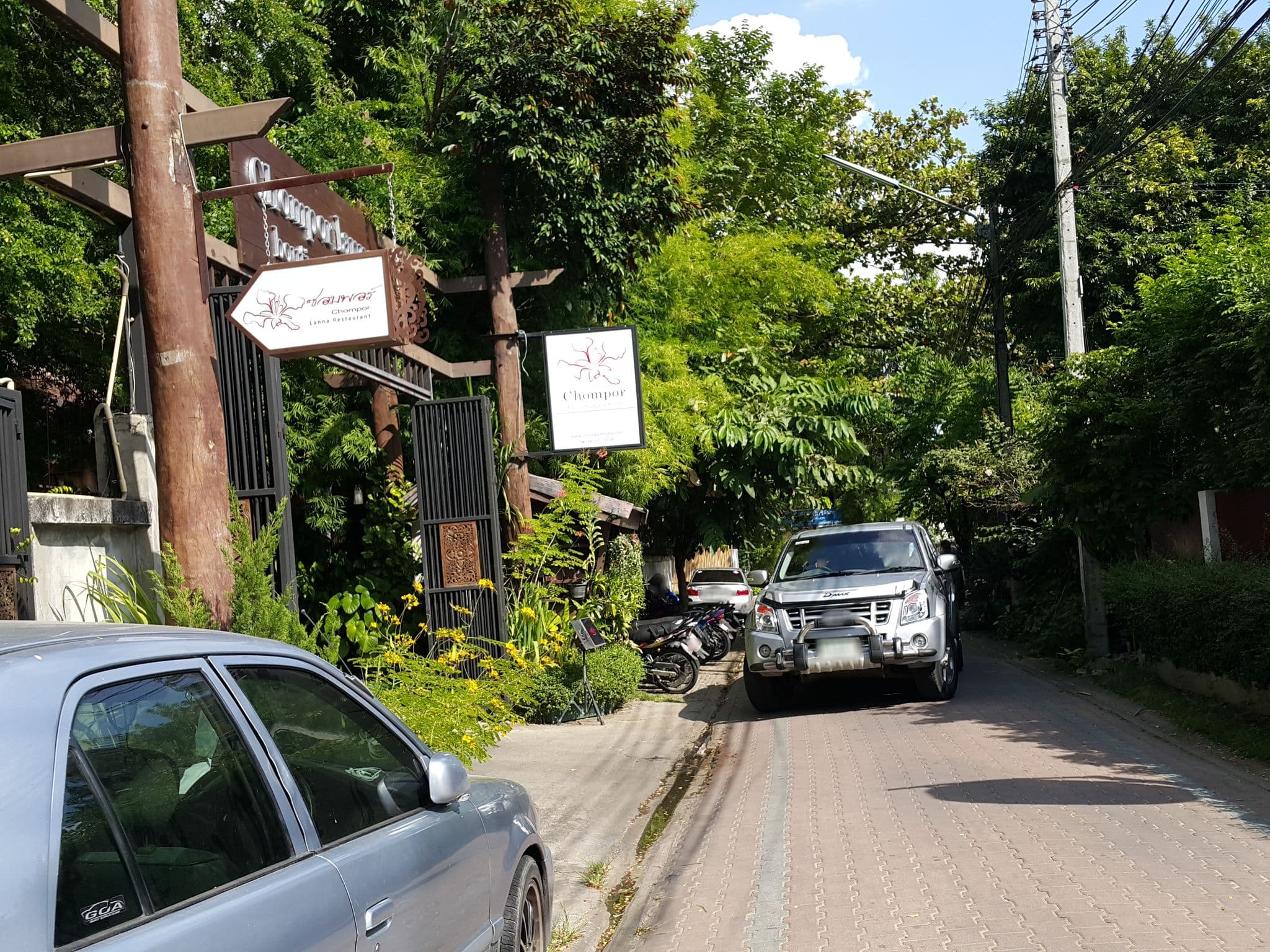 Street view near Baanpordee Gueshouse, Chiang Mai — © jrcarlsen (CC BY-SA · Mapillary)