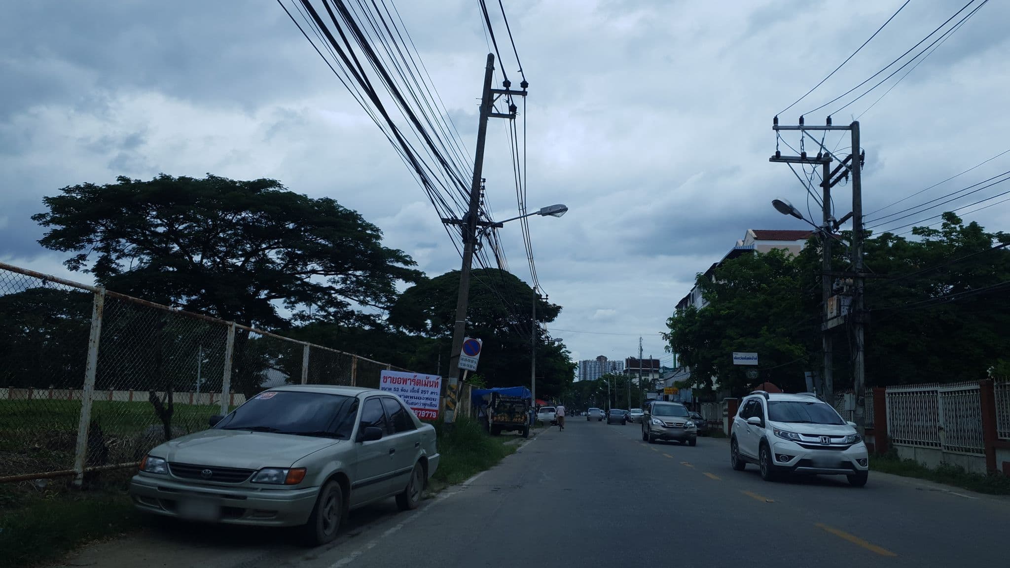 Street view near ก๋วยเตี๋ยวบ้านกะเหรี่ยง ทุ่งโฮเต็ล, Chiang Mai — © silamanee (CC BY-SA · Mapillary)