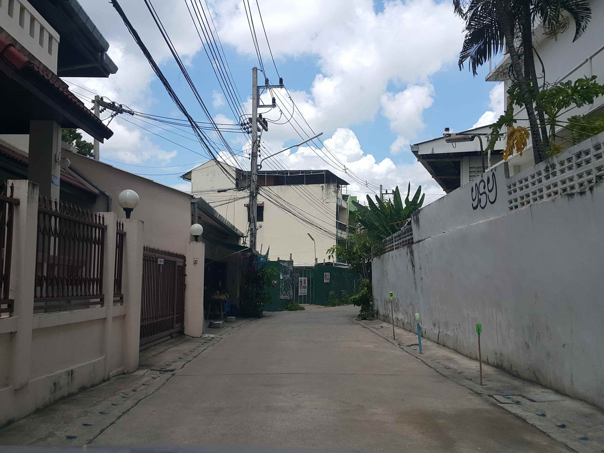 Street view near โรงแรมโพธิซีรีน, Chiang Mai — © jrcarlsen (CC BY-SA · Mapillary)