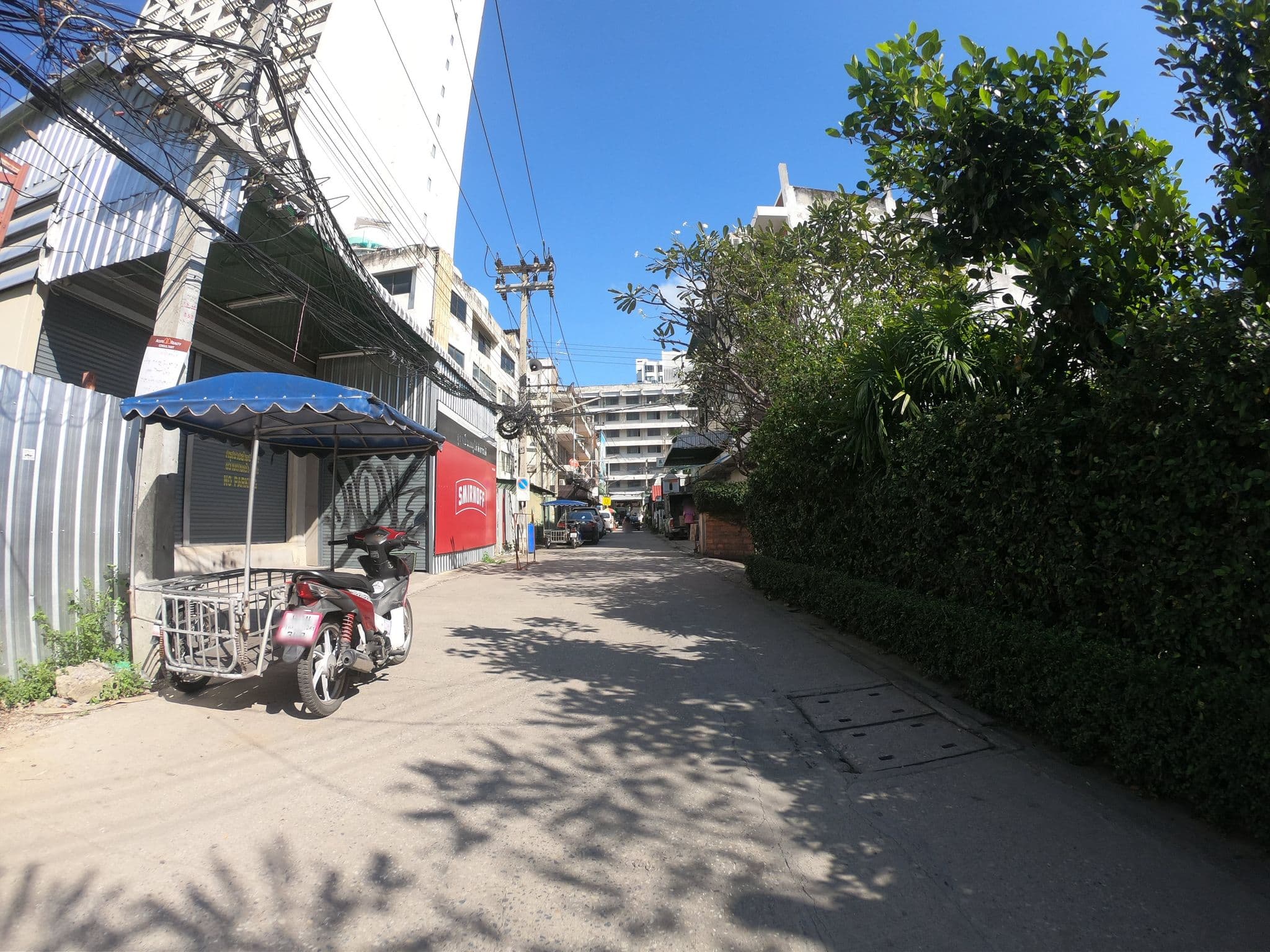 Street view near swimming pool ＠ Pornping Tower Hotel, Chiang Mai — © chanuwath_grab (CC BY-SA · Mapillary)