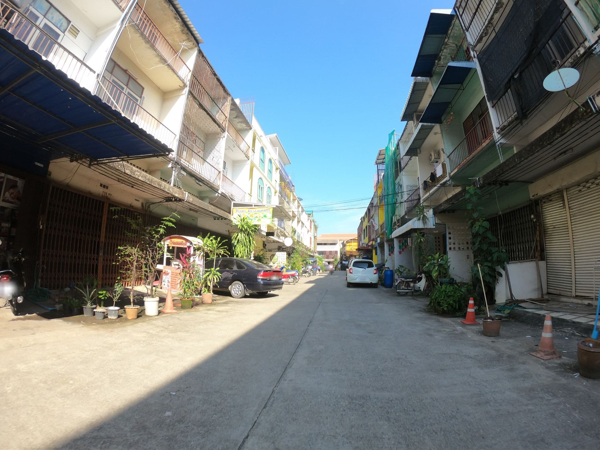 Street view near Fav Hostel Chiang Mai, Chiang Mai — © chanuwath_grab (CC BY-SA · Mapillary)
