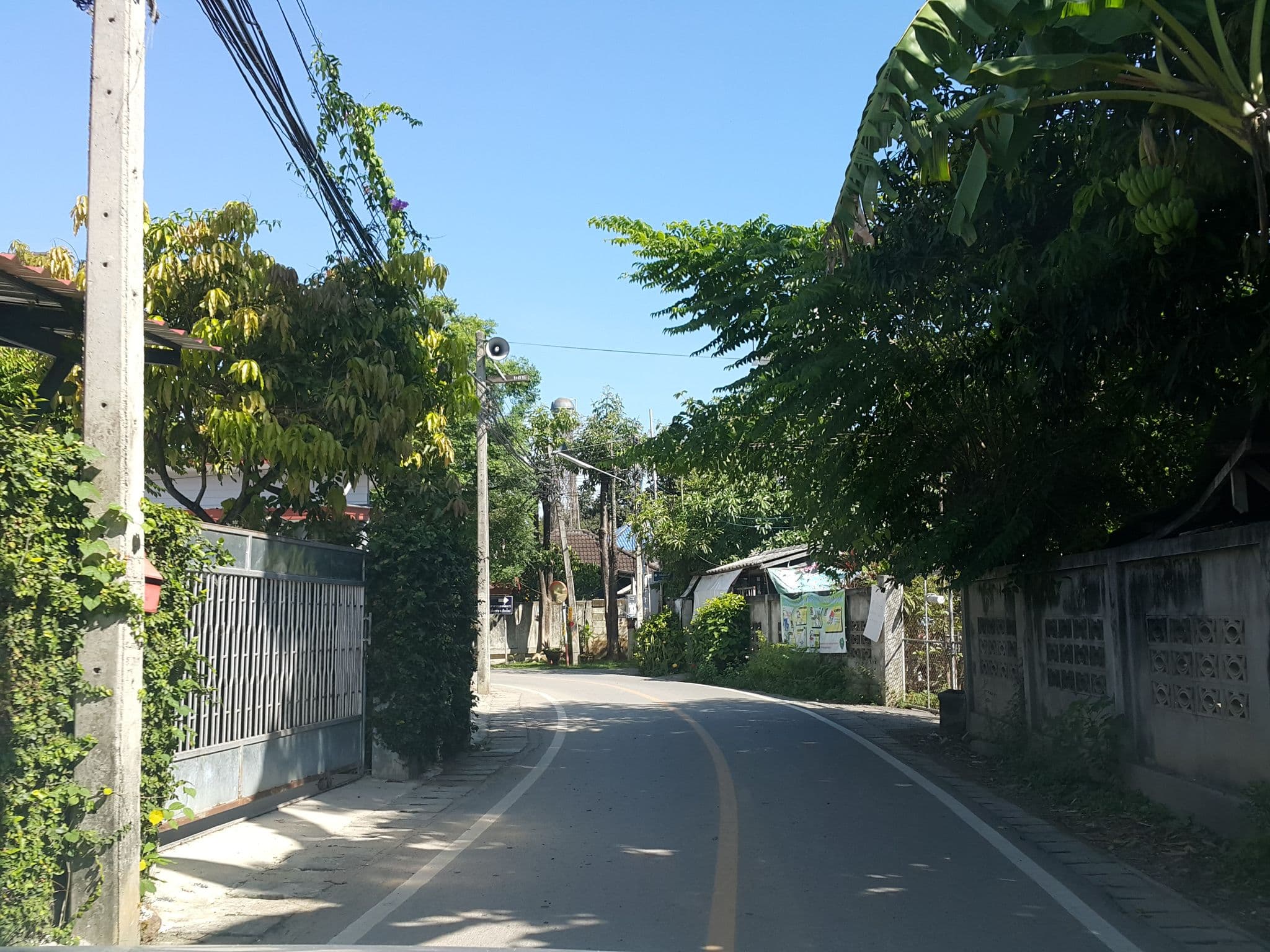 Street view near คุ้มผญา, Chiang Mai — © jrcarlsen (CC BY-SA · Mapillary)