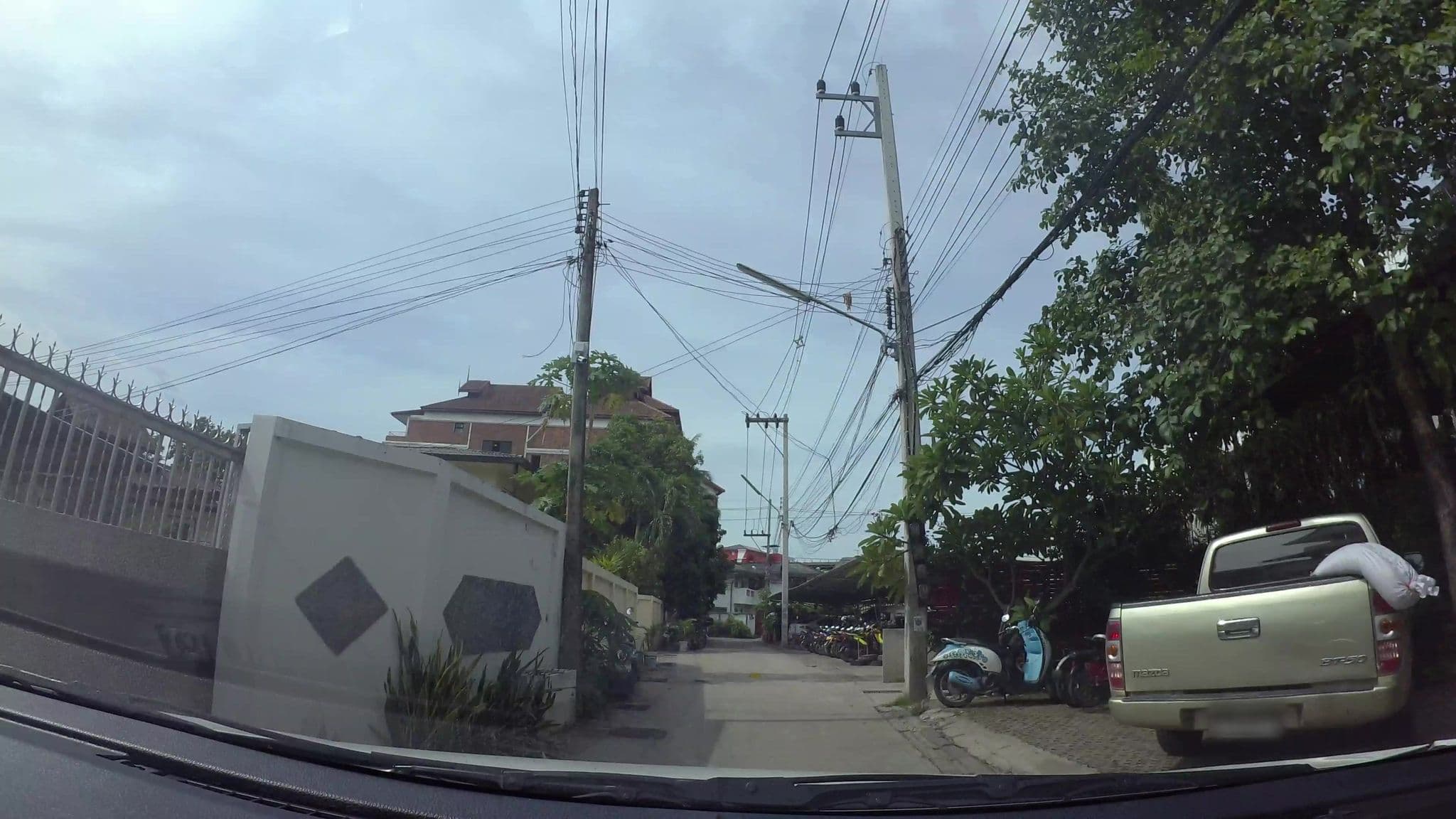 Street view near โรงแรมวังบูรพา, Chiang Mai — © kaart_3 (CC BY-SA · Mapillary)