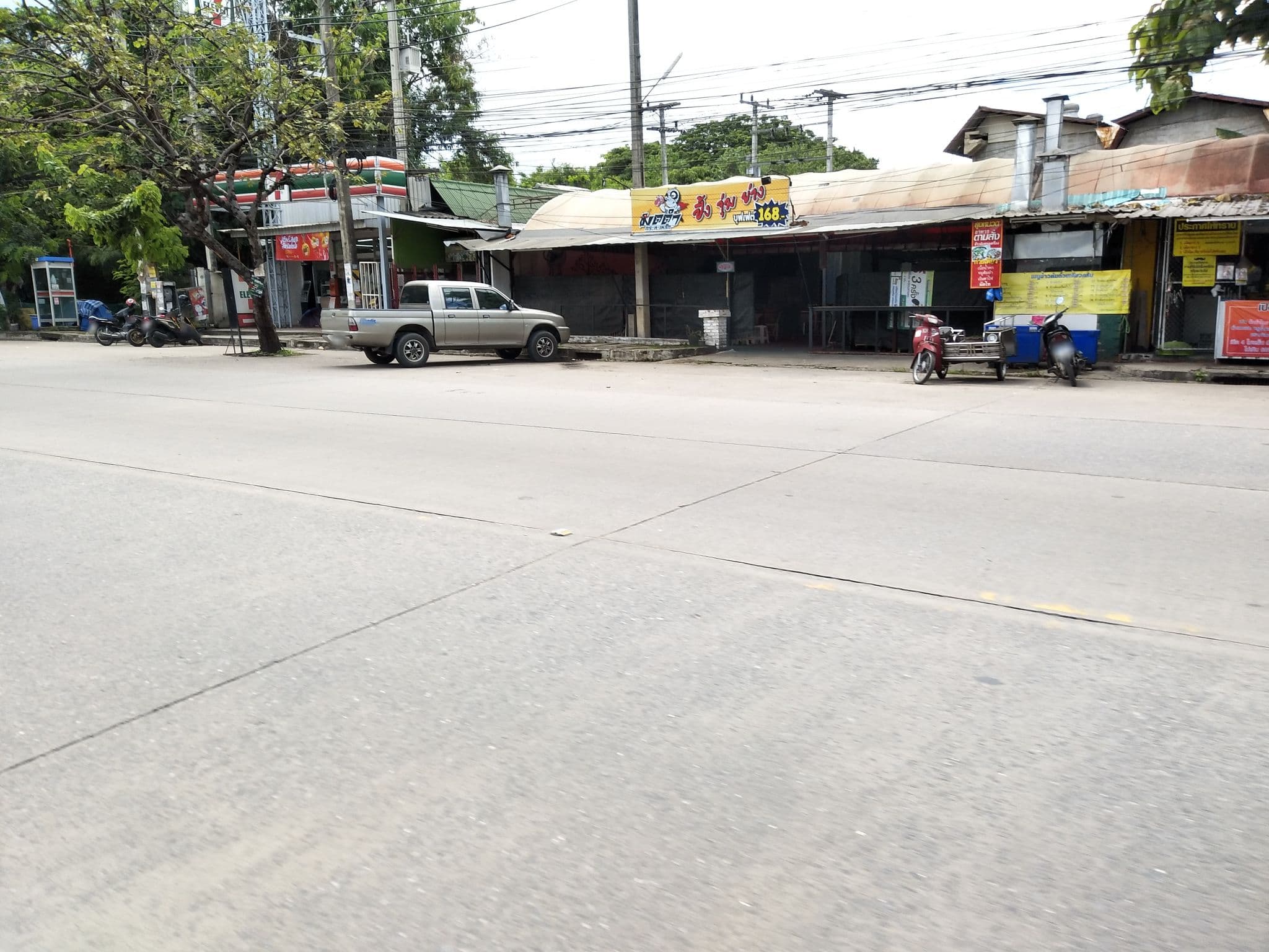 Street view near โรงแรมเชียงใหม่รัตนโกสินทร์ Chiangmai Rattanakosin Hotel, Chiang Mai — © khaojao (CC BY-SA · Mapillary)