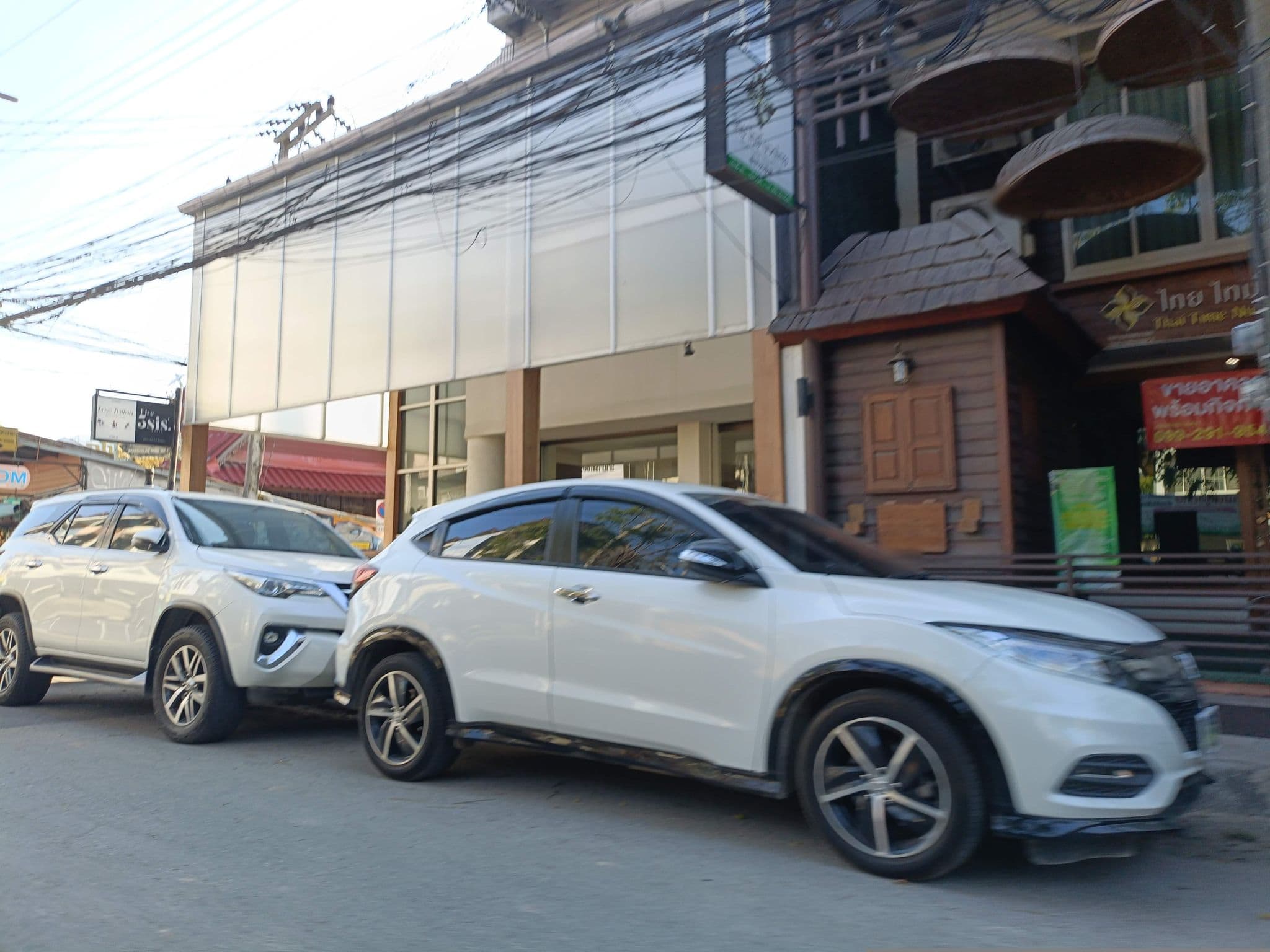 Street view near Counting Sheeps at CNX, Chiang Mai — © skillsy (CC BY-SA · Mapillary)