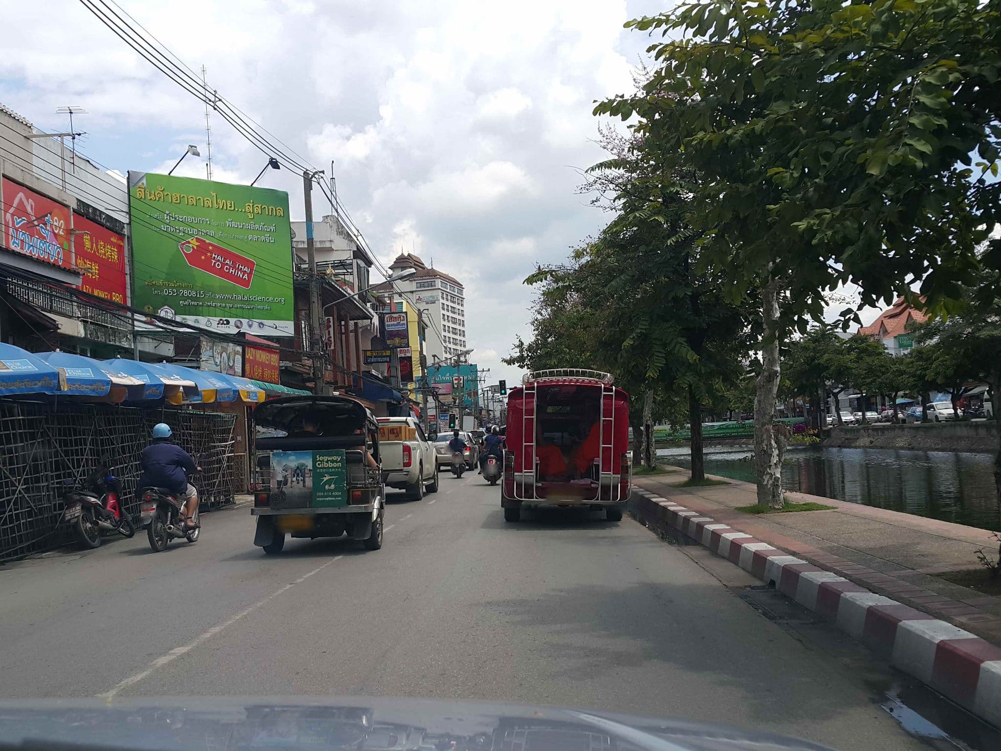 Street view near Thee Vijit Lanna, Chiang Mai — © jrcarlsen (CC BY-SA · Mapillary)