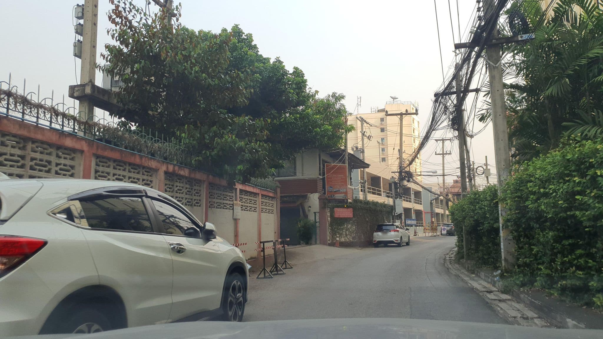 Street view near Chiang Mai Marriott, Chiang Mai — © jrcarlsen (CC BY-SA · Mapillary)