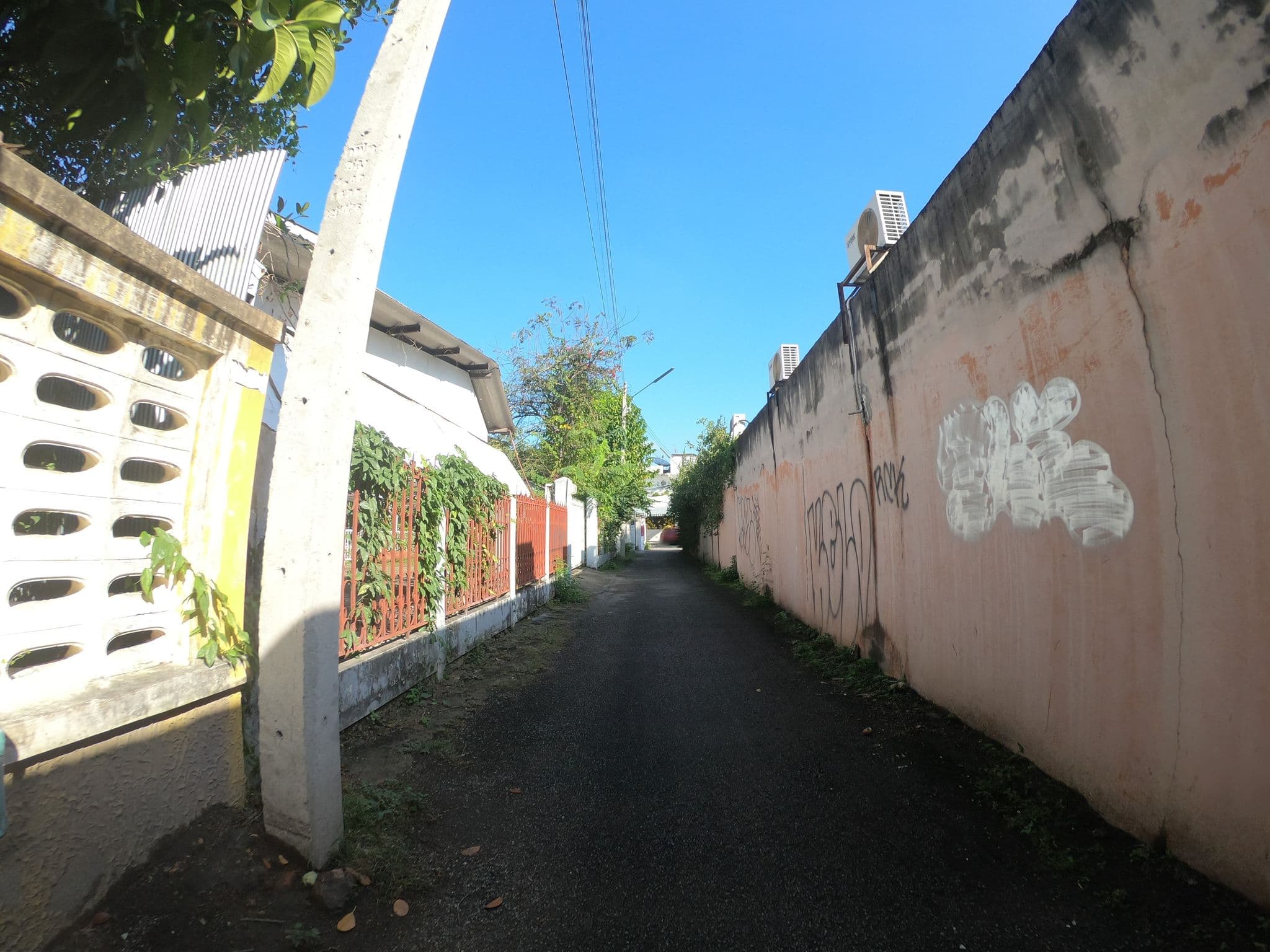 Street view near baan puangmalai guesthouse, Chiang Mai — © chanuwath_grab (CC BY-SA · Mapillary)