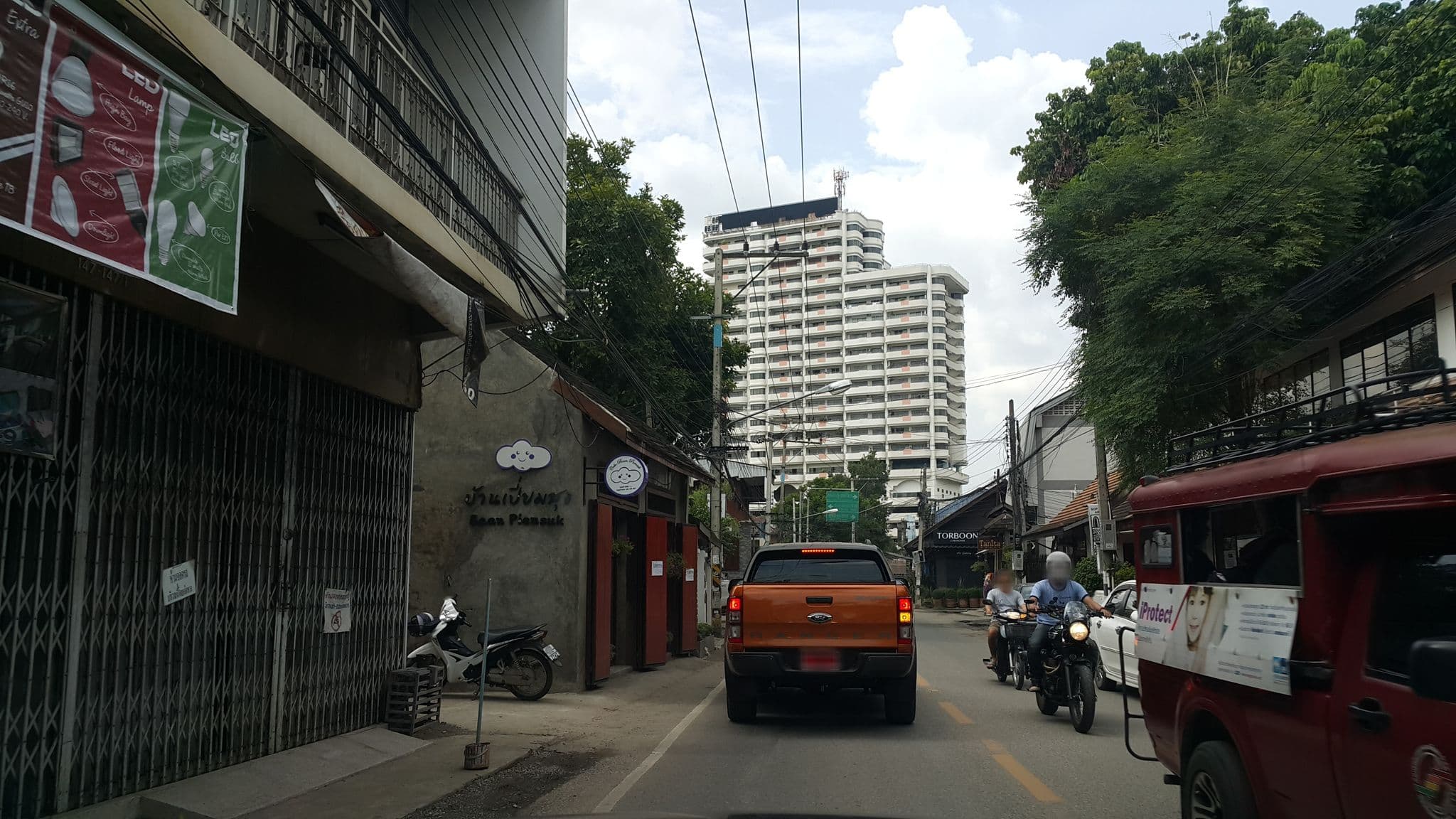 Street view near Sakorn Boutique Hotel, Chiang Mai — © jrcarlsen (CC BY-SA · Mapillary)