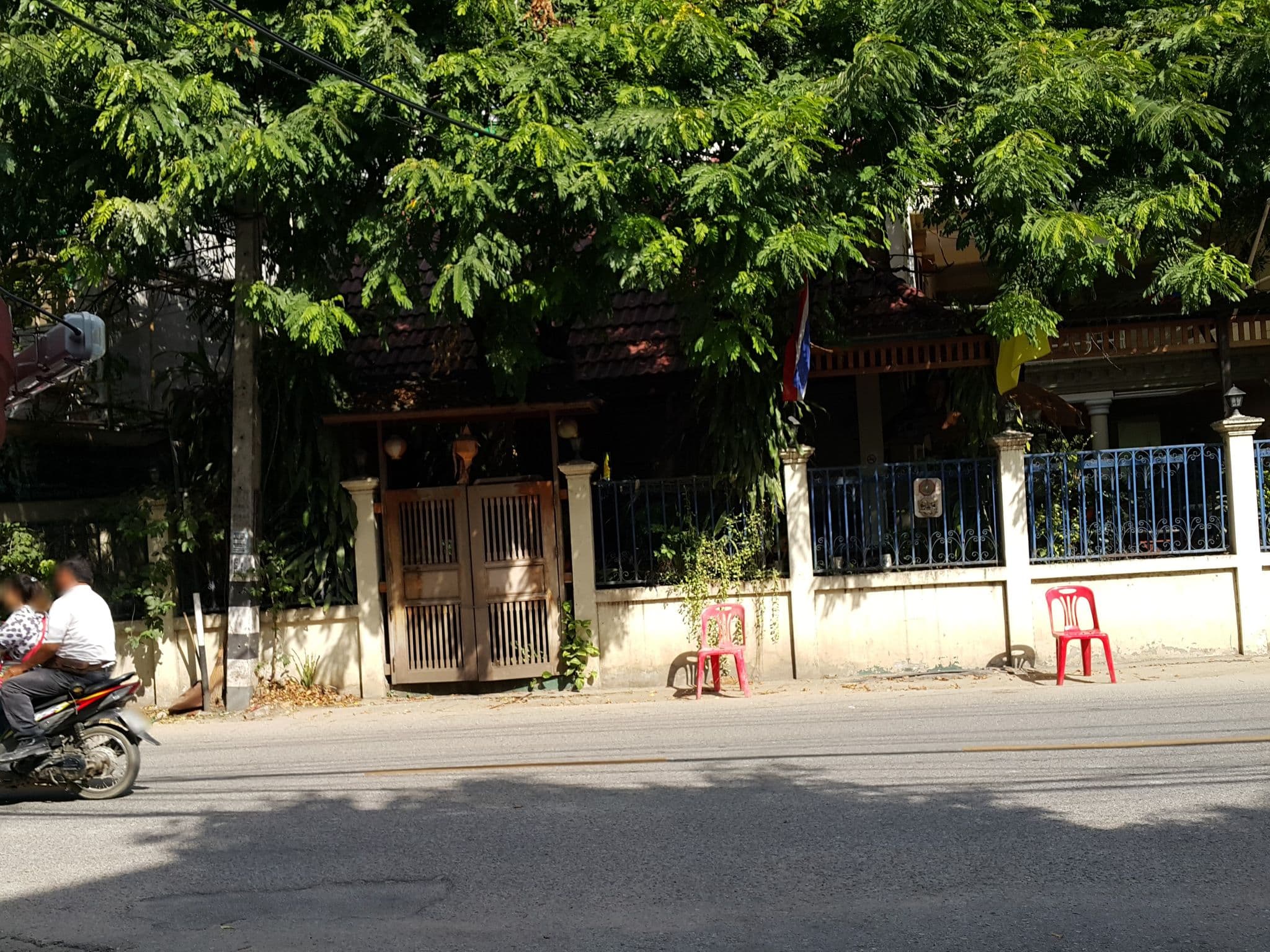 Street view near Nawa Sheeva Hotel, Chiang Mai — © jrcarlsen (CC BY-SA · Mapillary)