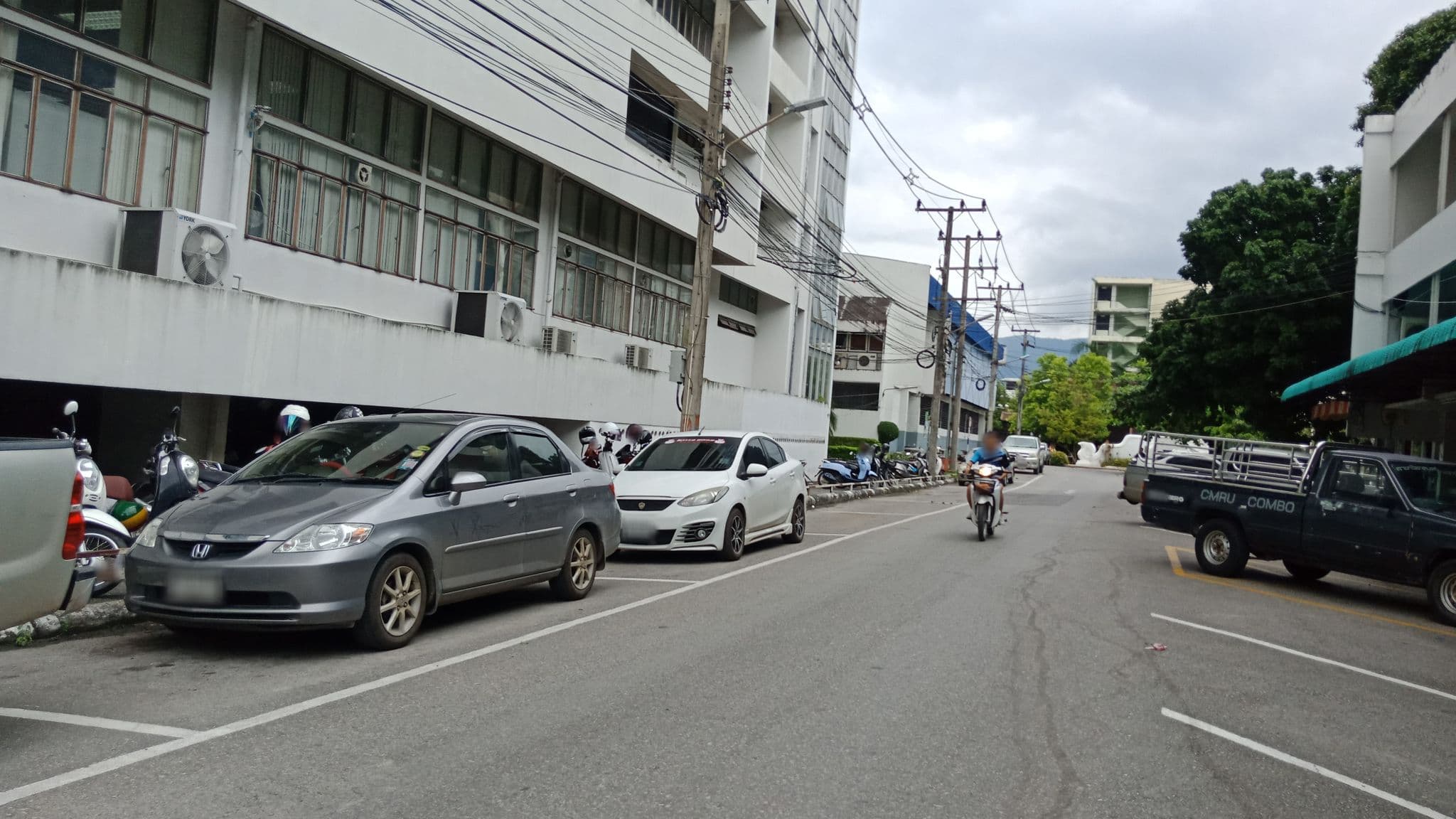 Street view near โรงแรมเดอะแฟมิลี่, Chiang Mai — © pimchanok (CC BY-SA · Mapillary)