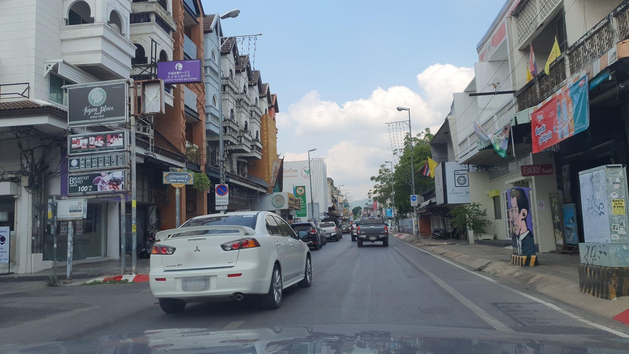 Street view near Maplewood Hotel, Chiang Mai — © jrcarlsen (CC BY-SA · Mapillary)