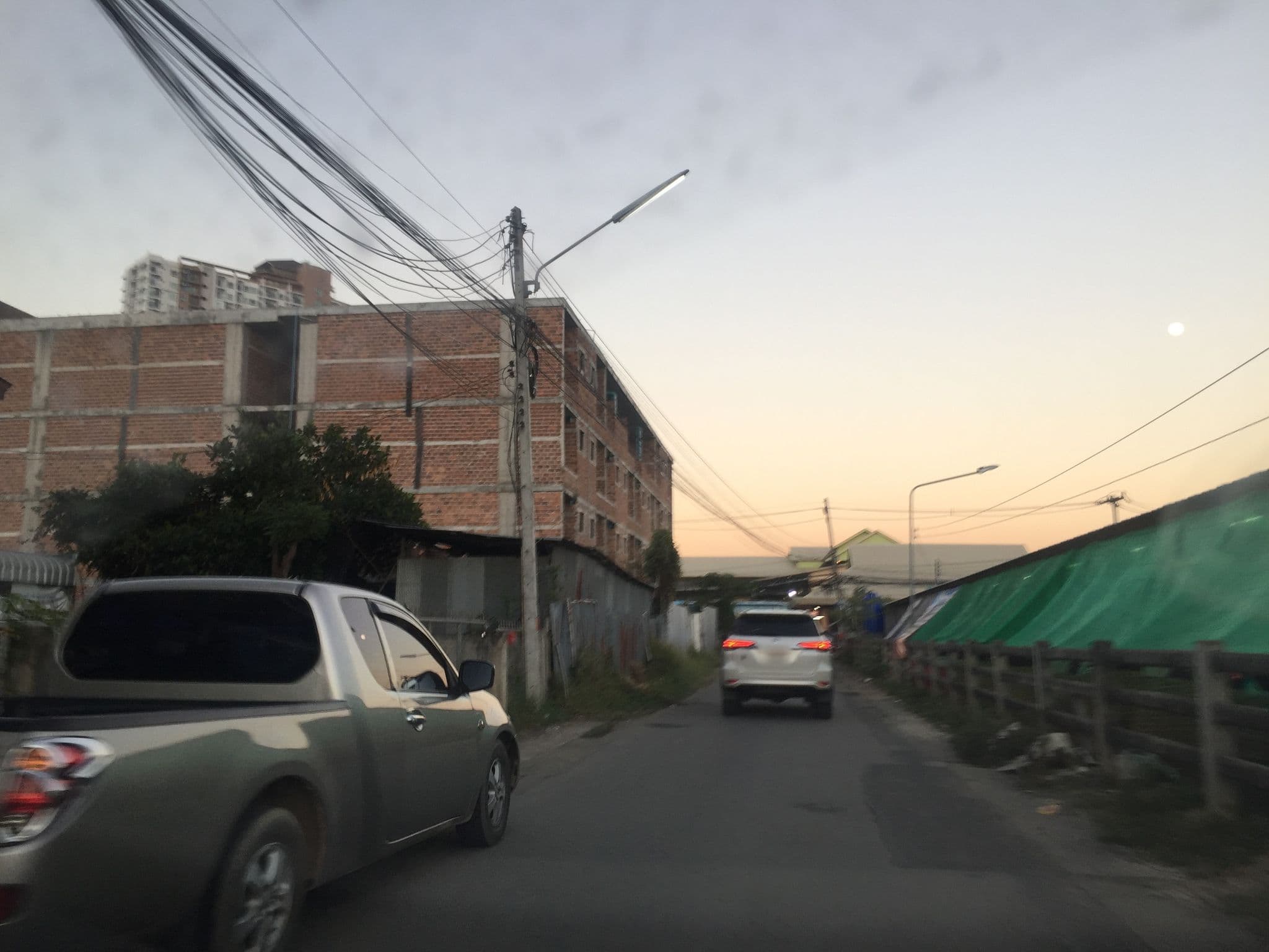 Street view near ฮาโมนี, Chiang Mai — © kyoko (CC BY-SA · Mapillary)