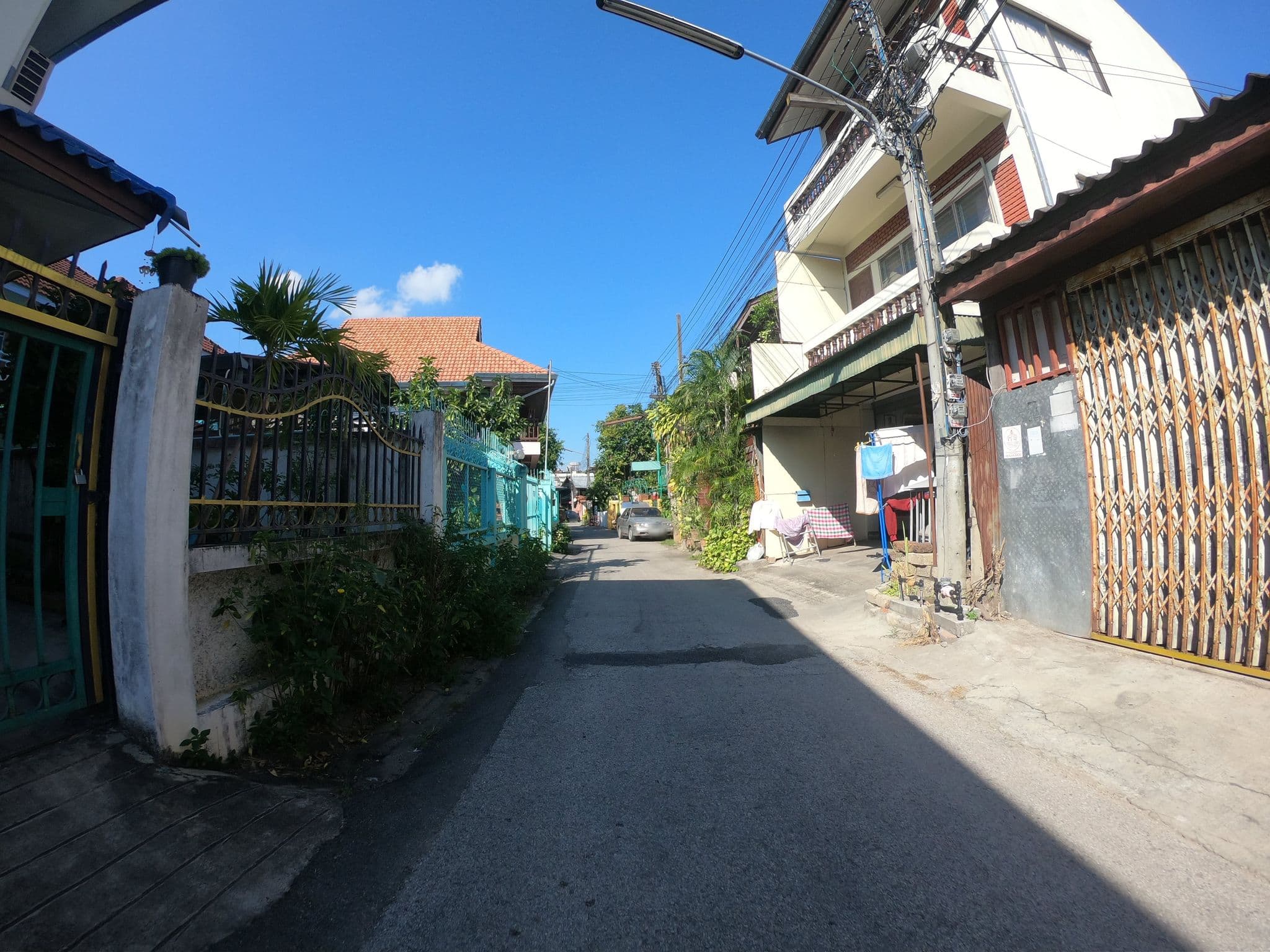 Street view near Mueang Mueang Guesthouse, Chiang Mai — © chanuwath_grab (CC BY-SA · Mapillary)