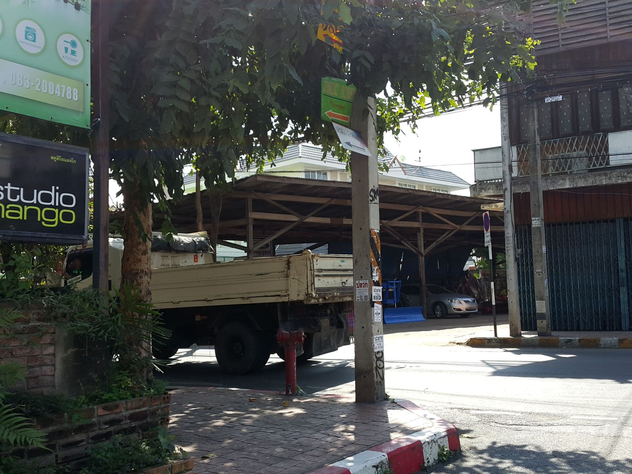 Street view near Bon Ça Va, Chiang Mai — © jrcarlsen (CC BY-SA · Mapillary)