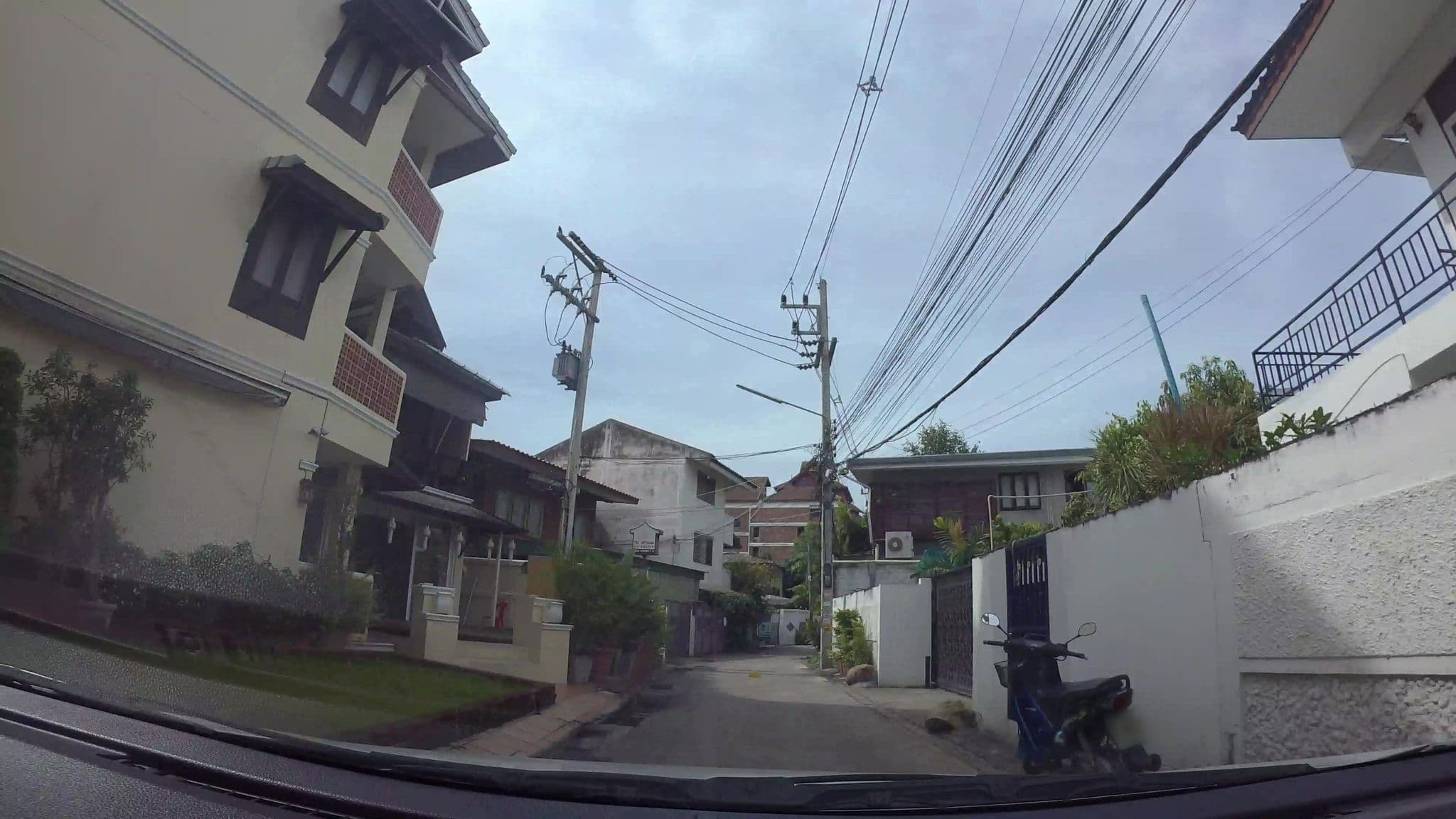 Street view near Na Thapae Hotel, Chiang Mai — © kaart_3 (CC BY-SA · Mapillary)