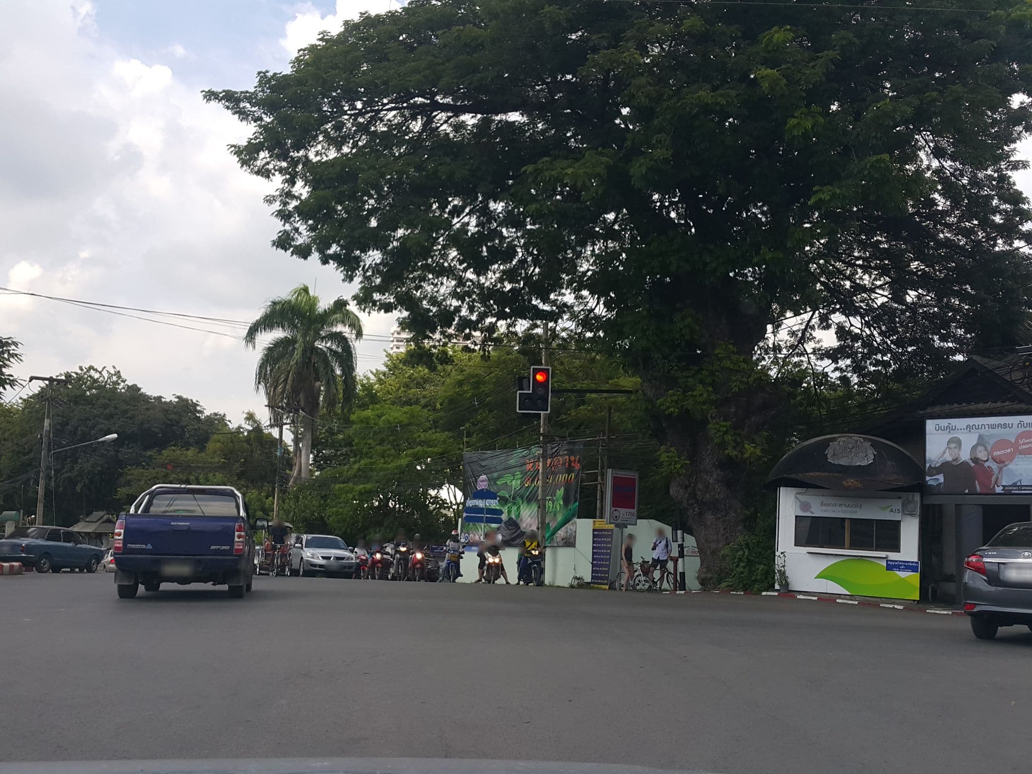 Street view near Nawarat Chiangmai Boutique Living, Chiang Mai — © jrcarlsen (CC BY-SA · Mapillary)