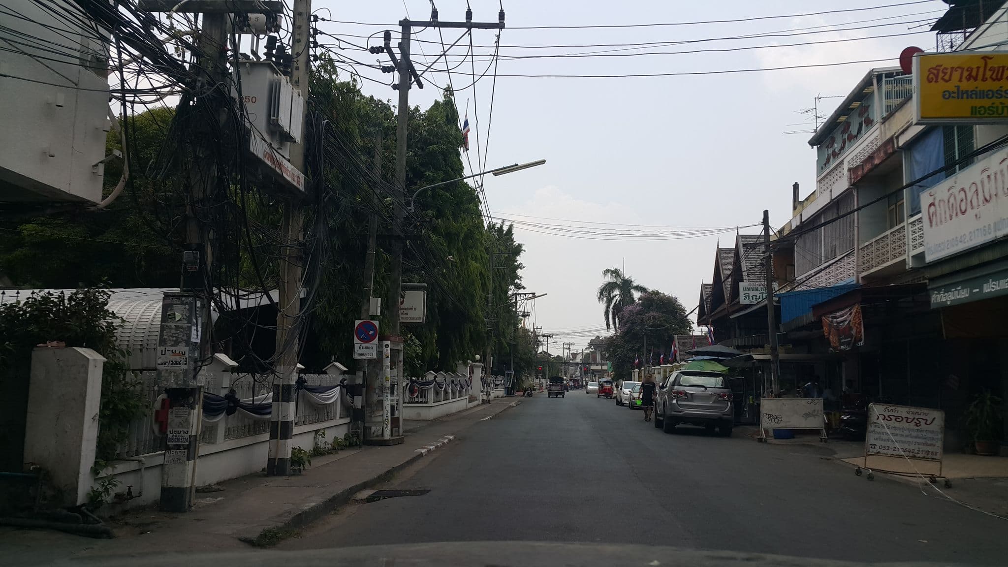 Street view near Sumit Hotel (โรงแรมสุมิตต์), Chiang Mai — © jrcarlsen (CC BY-SA · Mapillary)