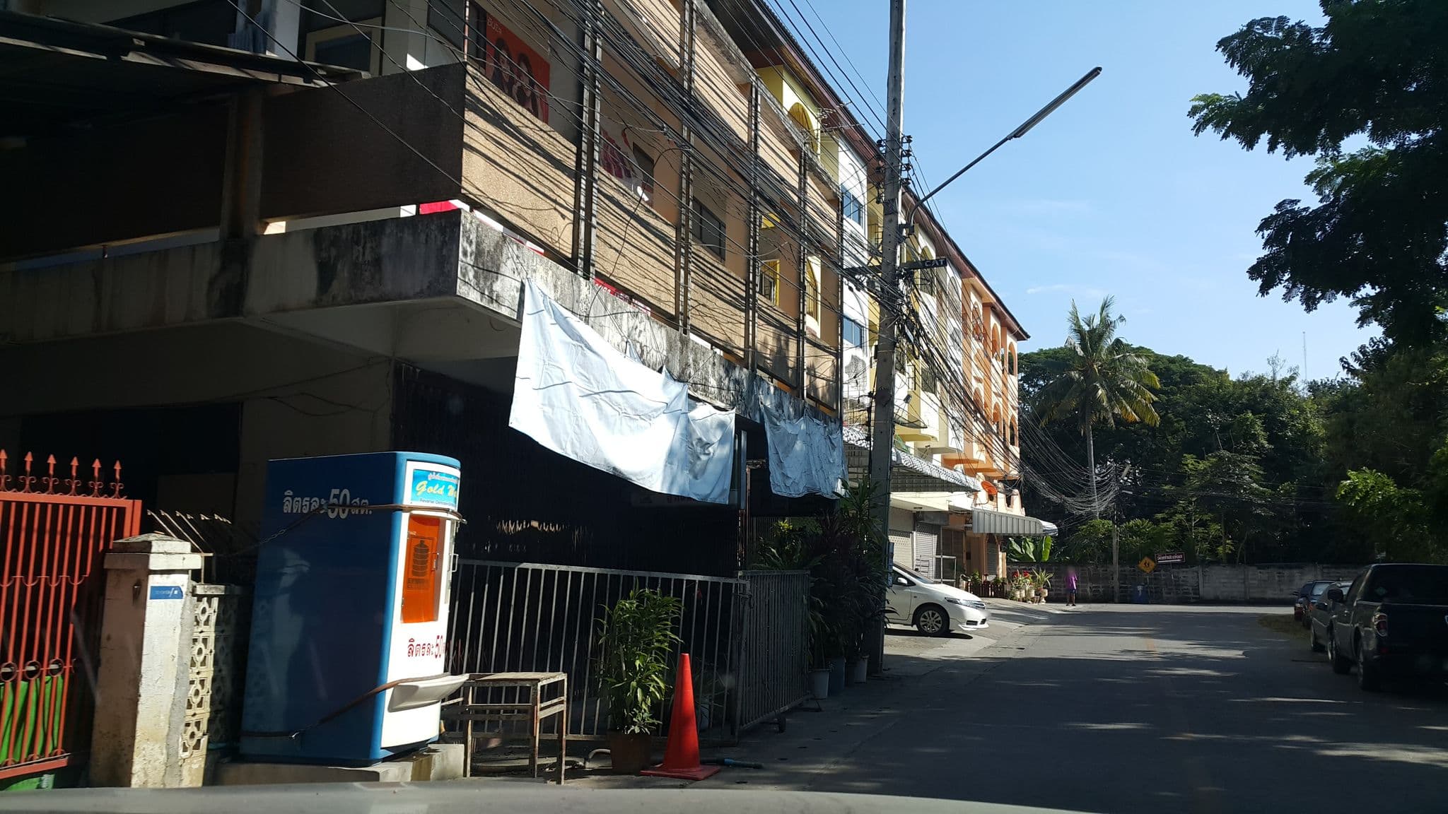 Street view near โรงแรมมาวิน, Chiang Mai — © jrcarlsen (CC BY-SA · Mapillary)
