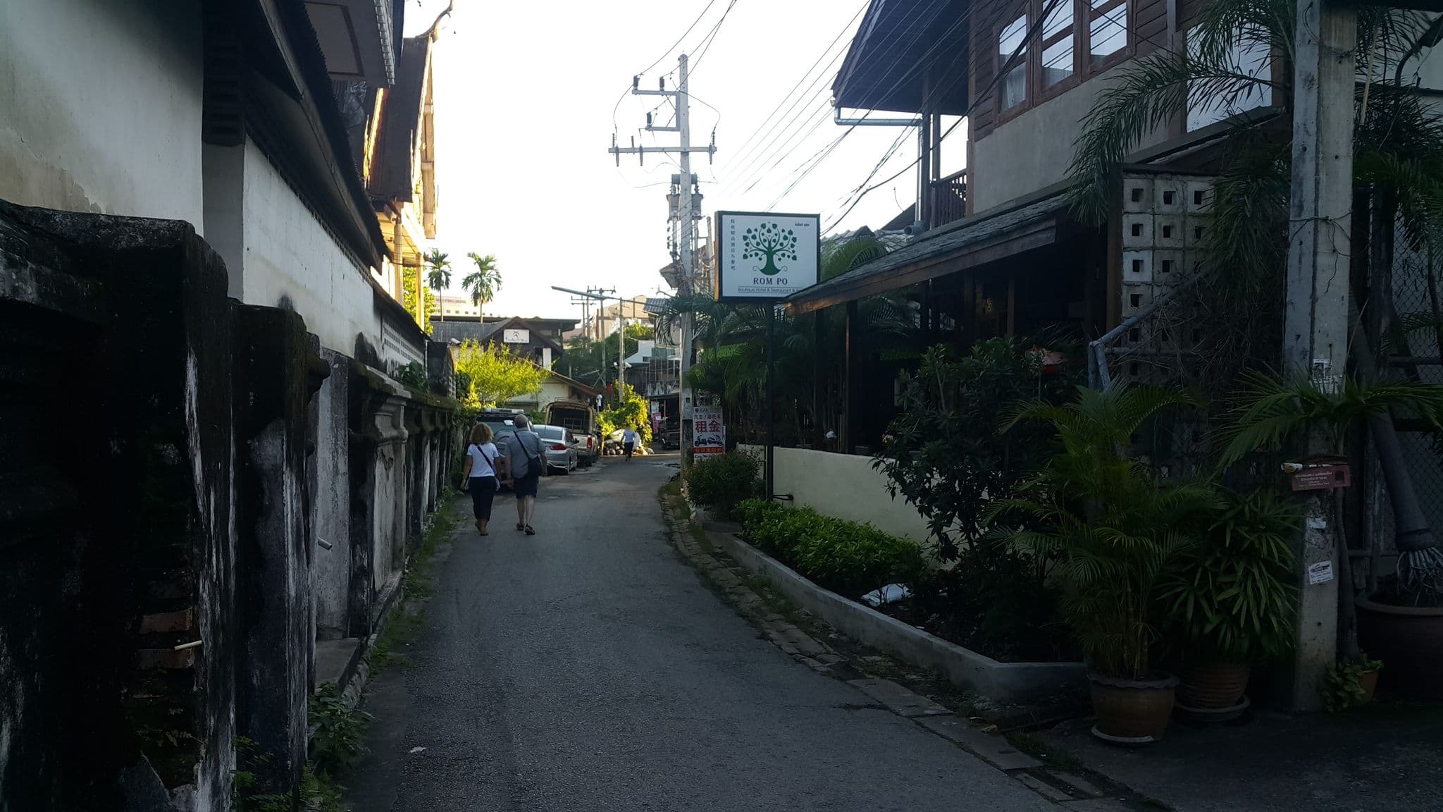 Street view near Thaphae Garden Guesthouse, Chiang Mai — © jrcarlsen (CC BY-SA · Mapillary)