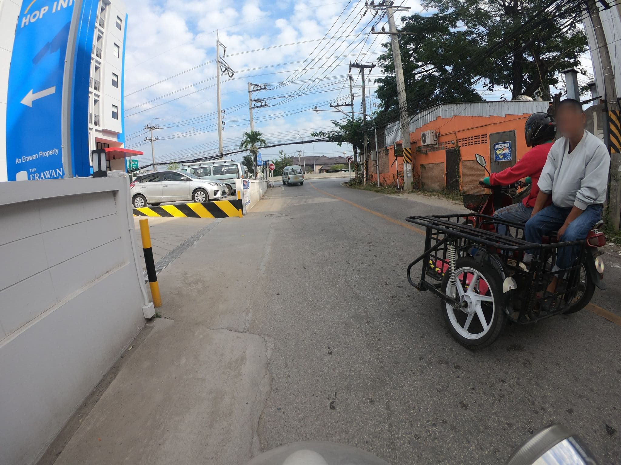 Street view near hop inn เชียงใหม่ ซุปเปอร์ไฮเวย์, Chiang Mai — © chanuwath_grab (CC BY-SA · Mapillary)