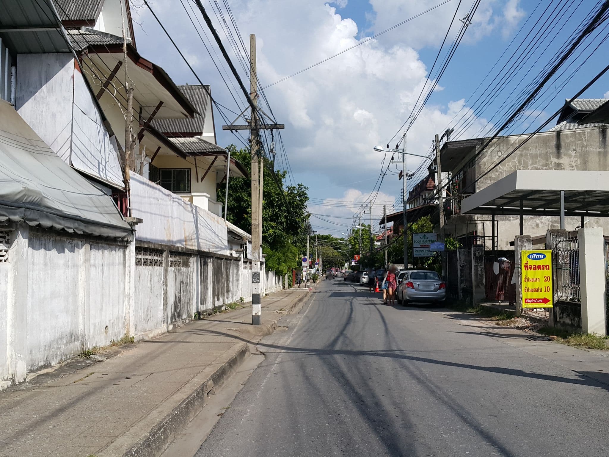 Street view near Baan Huenphen Boutique Hotel, Chiang Mai — © jrcarlsen (CC BY-SA · Mapillary)
