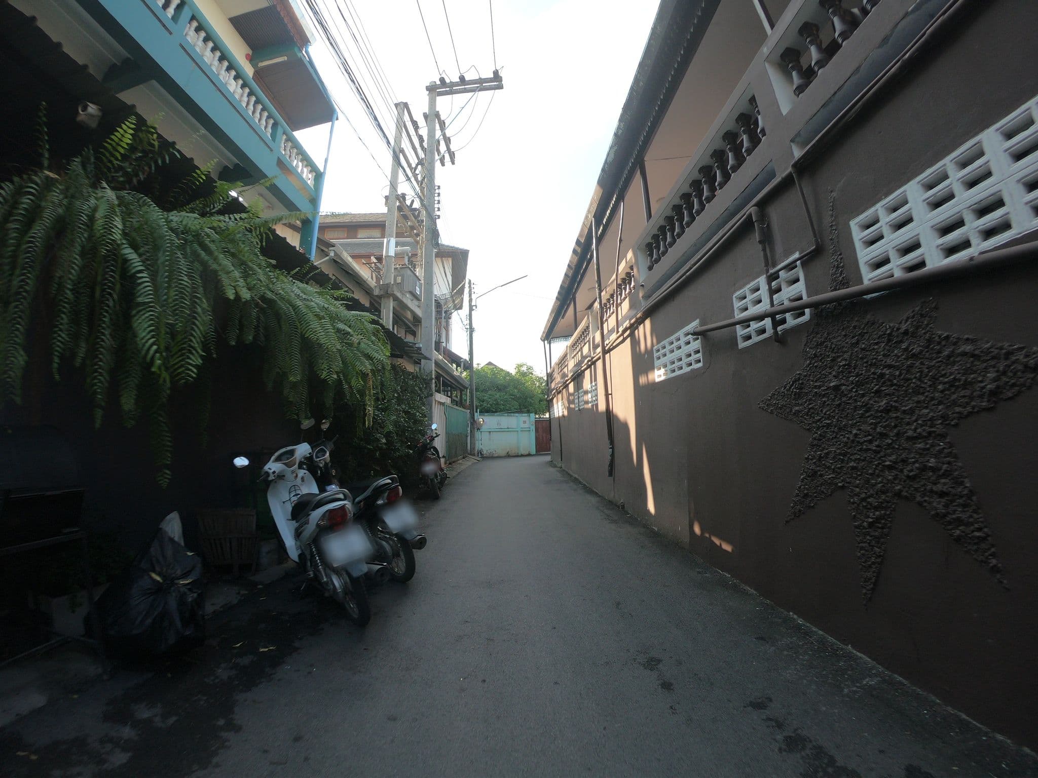 Street view near Tapae gate lodge, Chiang Mai — © chanuwath_grab (CC BY-SA · Mapillary)