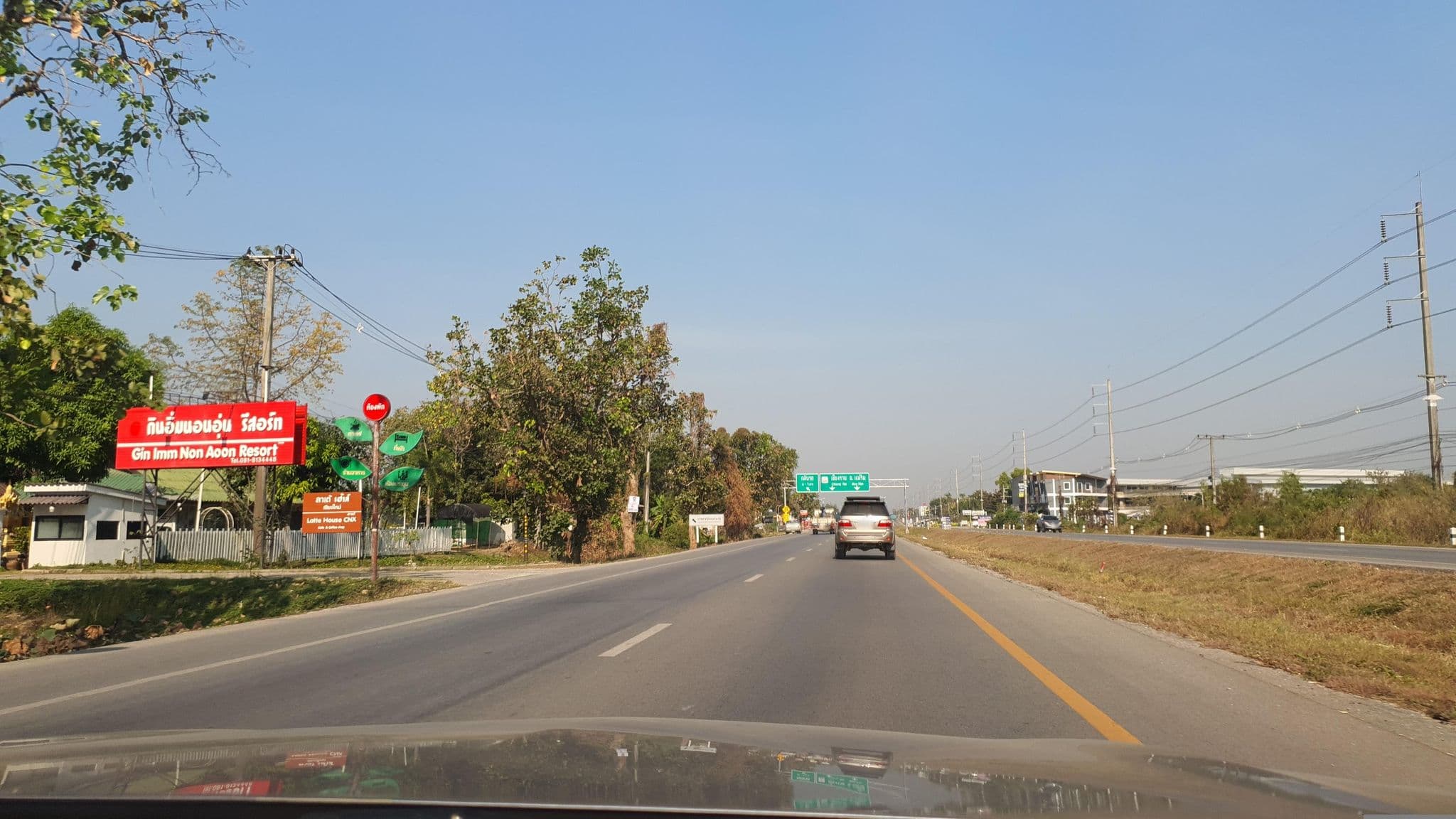 Street view near บ้านของขวัญ รีสอร์ท ( BaanKongKwan Resort ), San Kamphaeng — © jrcarlsen (CC BY-SA · Mapillary)