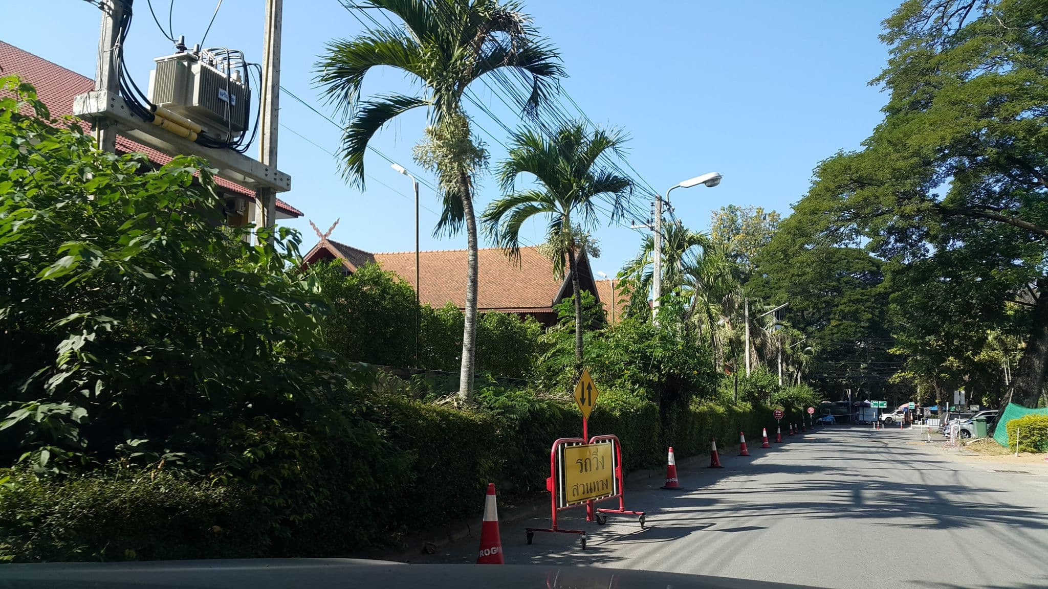 Street view near ม่อนเมือง, Chiang Mai — © jrcarlsen (CC BY-SA · Mapillary)