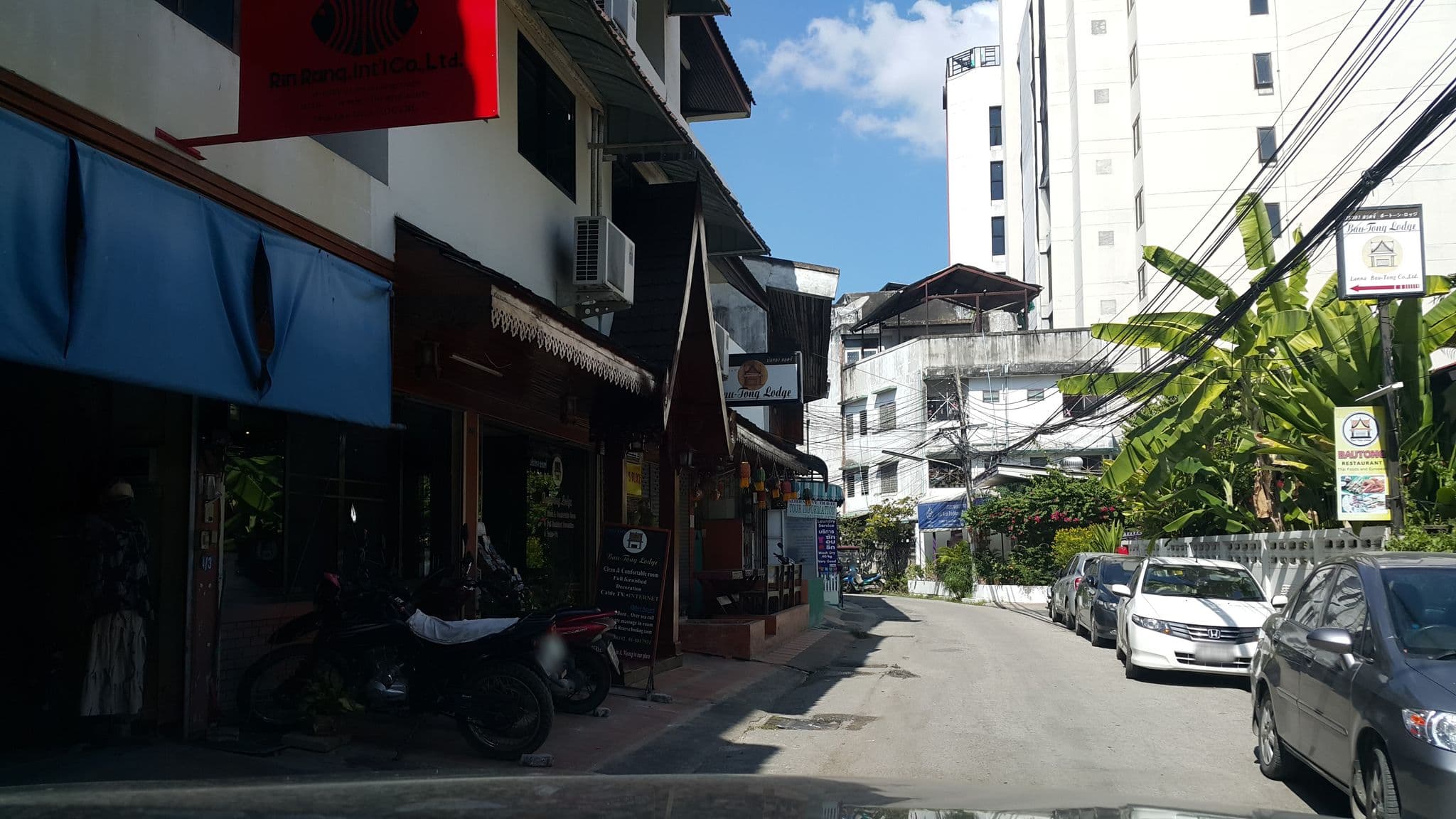 Street view near บ่อทองลอดจ์, Chiang Mai — © jrcarlsen (CC BY-SA · Mapillary)