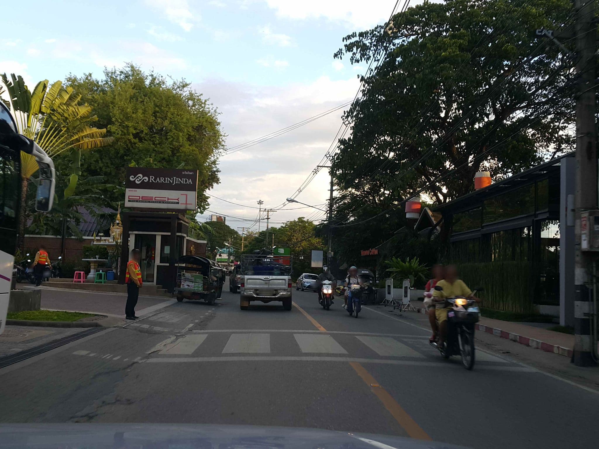 Street view near RarinJinda Wellness Spa Resort (ระรินจินดา เวลเนส สปารีสอร์ท), Chiang Mai — © jrcarlsen (CC BY-SA · Mapillary)