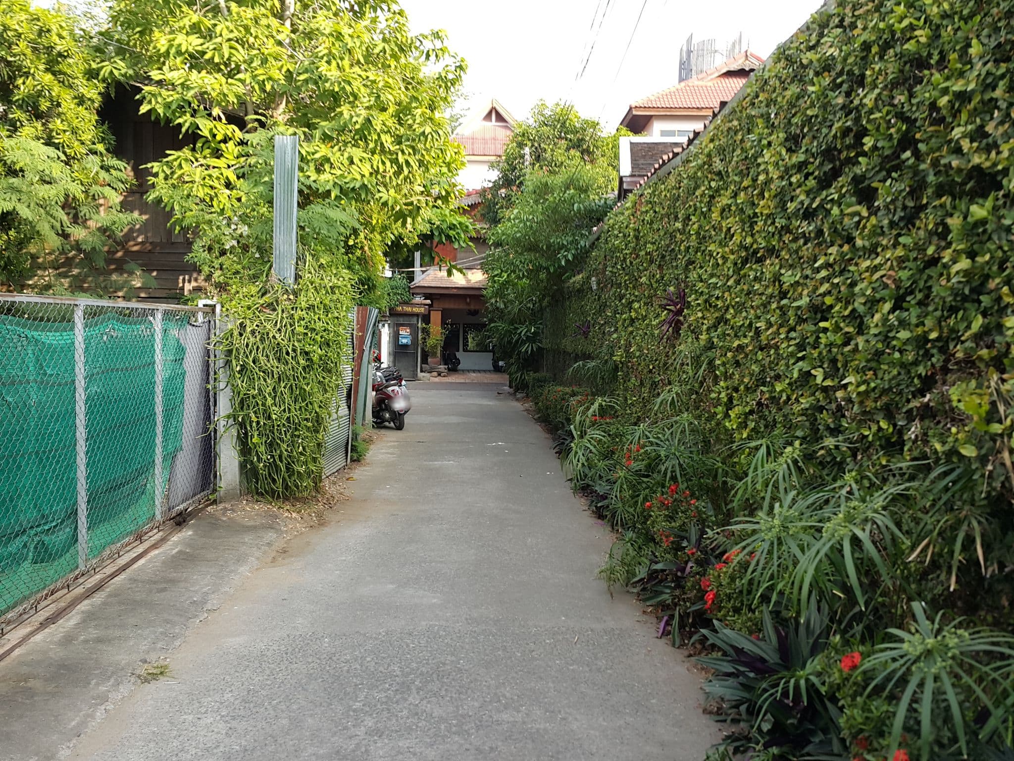 Street view near KhochasriThani Hotel, Chiang Mai — © jrcarlsen (CC BY-SA · Mapillary)